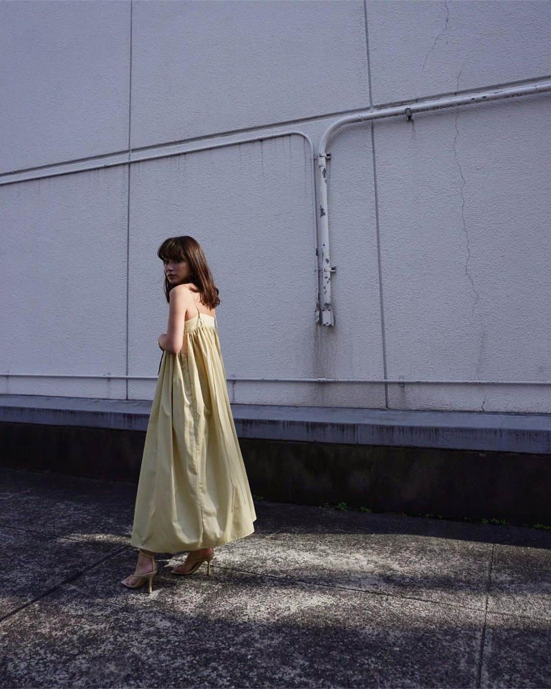 のインスタグラム：「今夜20:45〜　@etretokyo  インスタライブにて 先行受注アイテムをご紹介します  【先行受注】 @etretokyo  #2021ETRE_ss  只今YouTubeでご紹介中の春の新作  🟡スクエアネックボリュームドレス  カスタードカラー可愛すぎる🥺 2021 SSはカスタードカラーに夢中  このワンピースは昨年 SS Collectionで大人気だった ボレロとキャミワンピースのセットのアップグレードバージョンです  ボレロ単品使いも可愛いし キャミワンピース単品でも可愛い ドッキングでも可愛いアイテム  詳しくはYouTubeでご覧いただけます🤍  🌿2021 SPRING COLLECTION PRE ORDER  ⚪️ONLINE STORE 12/10(木)19:00 -12/17(木)12:00PM  ⚪️LUMINE SHINJUKU 12/10(木) -12/16(水)  #etretokyo #春服 #春#春コーデ#春メイク#156cm#therow#YouTube#2021SS#カスタード」