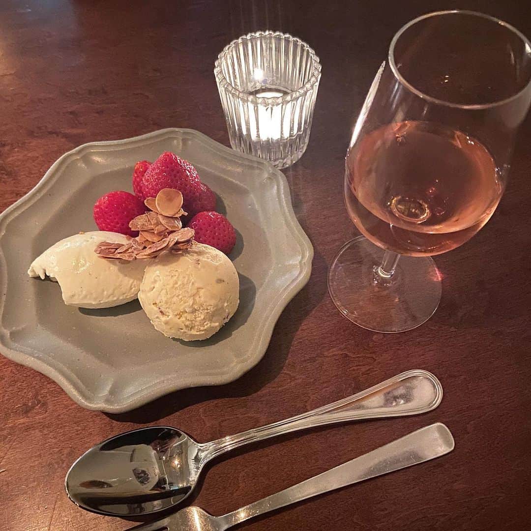 sarimaru(国木田さりまる)のインスタグラム：「🍨🍓」