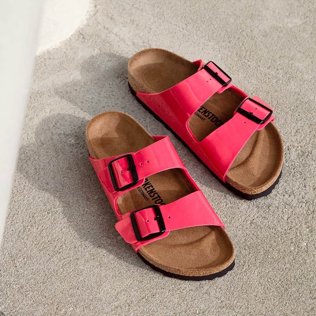 カレンウォーカーのインスタグラム：「Birkenstock has had one vision since 1774: make shoes that are great for your feet. And this they’ve done for the past 246 years. Our latest drop of the legendary ‘Arizona’ features patent, camo and snakeskin finishes.」