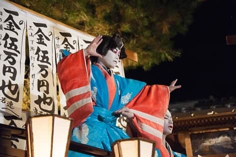 さいたまつりさんのインスタグラム写真 - (さいたまつりInstagram)「【🏮埼玉の祭りハイライト🏮 〜「鉄砲まつり」〜】 “小鹿野の奇祭”という異名をもつ「鉄砲祭り」は、火縄銃や猟銃の奉納・戦国時代の大名行列・小鹿野歌舞伎など見どころ満載！👀 　 歌舞伎は、200年以上の歴史を誇る小鹿野町の郷土芸能で、埼玉県の無形民俗文化財にも指定されています！ 　 フィナーレに打ち上げられる大輪の花火が奉納されると、秩父地方で開かれる一年間の祭りは幕を閉じていきます。 　 === 　 1枚目、2枚目の写真は、「鉄砲まつり」の名前の由来となっている“火縄銃と猟銃の銃火奉納”という珍しい祭礼行事の様子。鳴り響く銃声の迫力に度肝をぬかれます！ 　 3枚目は名物「小鹿野歌舞伎」の奉納です。2日間を通して4演目もの歌舞伎が地元の方によって上演されます。 　 4枚目は「鉄砲まつり」の締めくくりとして打ち上がる花火です。冬の夜空に上がる大輪の花火も趣があります🎆 　 === 　 これだけの祭礼行事を一度に見られる奇祭「鉄砲祭り」は、一度訪れる価値ありです！ 　 ＊＊＊ 　 2020年度の「鉄砲まつり」は、新型コロナウイルス感染拡大防止のため中止となります。 公式サイト　http://www.kanko-ogano.jp/event/dec/#event_1 さいたまつりページ　https://www.saitamatsuri.jp/matsuri/teppou_matsuri/ #鉄砲まつり #さいたまつり #埼玉 #saitama #saitamatsuri #japan #祭 #matsuri #festival」12月9日 18時41分 - saitamatsuri