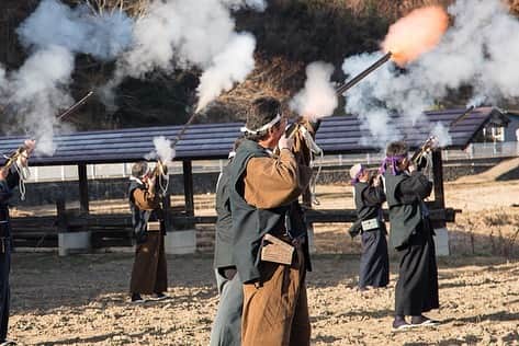 さいたまつりのインスタグラム：「【🏮埼玉の祭りハイライト🏮 〜「鉄砲まつり」〜】 “小鹿野の奇祭”という異名をもつ「鉄砲祭り」は、火縄銃や猟銃の奉納・戦国時代の大名行列・小鹿野歌舞伎など見どころ満載！👀 　 歌舞伎は、200年以上の歴史を誇る小鹿野町の郷土芸能で、埼玉県の無形民俗文化財にも指定されています！ 　 フィナーレに打ち上げられる大輪の花火が奉納されると、秩父地方で開かれる一年間の祭りは幕を閉じていきます。 　 === 　 1枚目、2枚目の写真は、「鉄砲まつり」の名前の由来となっている“火縄銃と猟銃の銃火奉納”という珍しい祭礼行事の様子。鳴り響く銃声の迫力に度肝をぬかれます！ 　 3枚目は名物「小鹿野歌舞伎」の奉納です。2日間を通して4演目もの歌舞伎が地元の方によって上演されます。 　 4枚目は「鉄砲まつり」の締めくくりとして打ち上がる花火です。冬の夜空に上がる大輪の花火も趣があります🎆 　 === 　 これだけの祭礼行事を一度に見られる奇祭「鉄砲祭り」は、一度訪れる価値ありです！ 　 ＊＊＊ 　 2020年度の「鉄砲まつり」は、新型コロナウイルス感染拡大防止のため中止となります。 公式サイト　http://www.kanko-ogano.jp/event/dec/#event_1 さいたまつりページ　https://www.saitamatsuri.jp/matsuri/teppou_matsuri/ #鉄砲まつり #さいたまつり #埼玉 #saitama #saitamatsuri #japan #祭 #matsuri #festival」