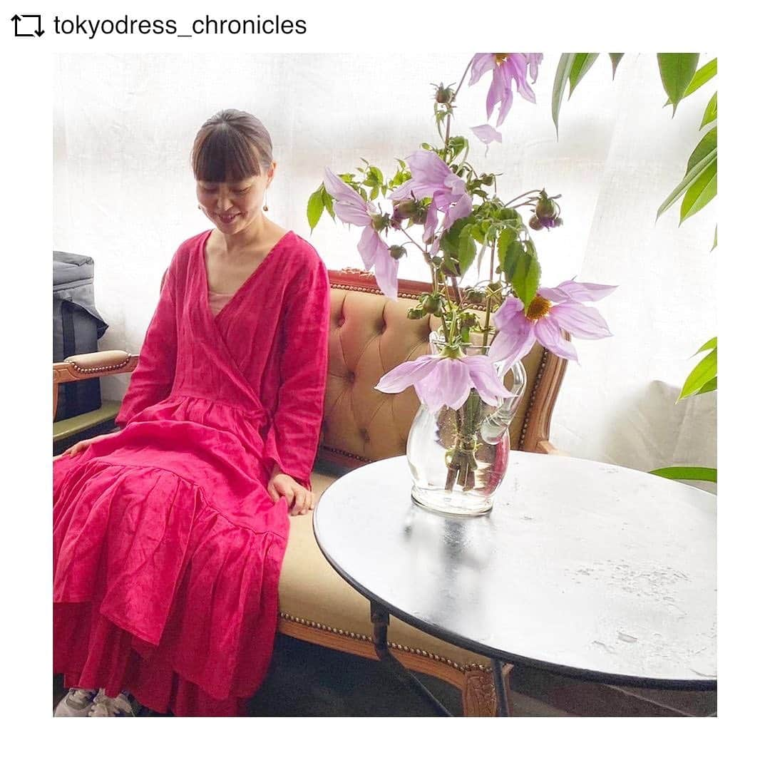 青山有紀さんのインスタグラム写真 - (青山有紀Instagram)「明日までです❤️  #REPOST @tokyodress_chronicles with @get__repost__app .  .青山有紀さんとのコラボアイテム リネンドレス  ご予約締め切りは明日10日となっております。  色のパワーは身につける時に感じるだけでなく、それを見た周りの方にも伝わるなぁと感じています。 2021年の春夏、そして新しい時代にむけてhappyな気分になれるカラーでリネンドレスを作りました。  ▶︎ご予約受け付け中です。  ▶︎生命力に溢れるレッドは元気な気持ちになれるカラー (写真のカシュクールドレスはレッドのみのおつくりとなります)  ▶︎心が落ち着いて癒されるようなパープル  どちらも綺麗な色に染まってくれました。  ご予約受け付け期間 12/4(金)-12/10(木)  プロフィールのリンクよりオンラインストアのトップページがご覧いただけます。  http://boutiquetokyodress.com  Instagramのコメントやダイレクトメッセージは気付くのが遅くなってしまう場合がございますので、お問い合わせはinfo@tokyodress.co.jpへ お願いいたします。  . . . . . . #boutiquetokyodress #tokyodress #amuselamode #fashion #vintage  #リネンワンピース  #リネンドレス ＃リネンコート #ブティックトウキョウドレス #トウキョウドレス #ファッション #ヴィンテージ #ヴィンテージアクセサリー #ヴィンテージドレス #repostios #repostw10」12月9日 18時43分 - yukiaoya