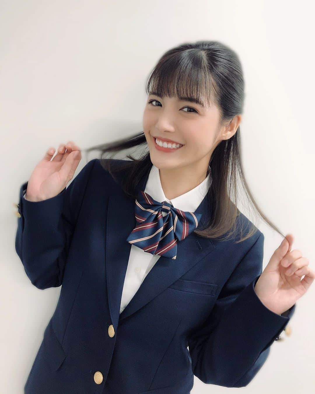 美沙玲奈のインスタグラム：「✦ 2日間、とあるお仕事で制服を‥🥺‼ こんな経験が出来るなんて光栄です✨ 何年生に見えますか？🧏🏻‍♀️💗  #制服 #ブレザー #リボン #学生 #気持ちは #10代 #撮影」