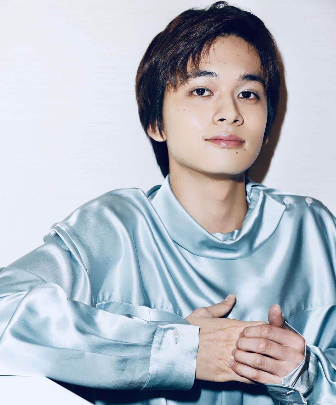 北村匠海のインスタグラム：「皆さま、お仕事、学校などなどお疲れ様です。まだまだお仕事、お勉強、部活、アルバイトなどの方、頑張ってください。 と、言ってる風。 （匠海くん、勝手にごめん🙇‍♀️）  本日、週刊ザテレビジョンお正月特大号🎍発売です！ ちょい噛み動画ご覧になられたでしょうか？  まだの方は、あと少しだけamazon限定版ありますので、そちらもオススメいたします。 匠海くんからのちょっと早い年賀状風ポストカードが付きます。  #北村匠海 #テレビジョン  #1月ドラマ相関図 #もちろんにじいろカルテも #匠海くんのサイン入りポラプレゼント #匠海くんのサイン入りレプリカレモンプレゼント #などなど #お楽しみいただけるかと思います #何卒よろしくお願いします」