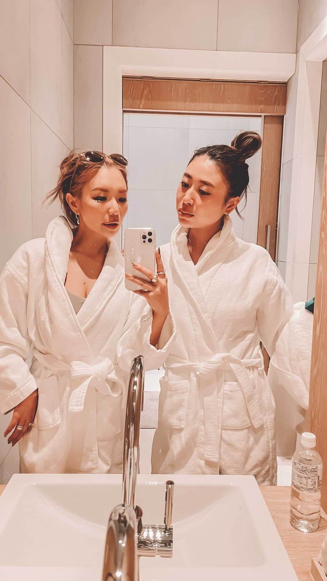 ✷kana✷のインスタグラム：「🗼🤍 . @andaztokyo  w/ @mayu1226_  こんな時期だけども、 旅行気分を、非日常を味わいたい！ アンダーズとは「パーソナルスタイル」 を意味するヒンドゥ語なんだって♡ . 東京タワーも見下ろせる 上層階からの景色と美味しい料理、 だけども自宅にいるかのようにくつろげる 居心地のいいホテルです、、 とってもおすすめ🥺✨ ほんの一部だけどリールにしました♡ 伝わるといいな♡ . . #andaztokyo #アンダーズ東京 #wheninandaz   #gotoキャンペーン #gotoトラベル #andaz #hyatt #toranomon #虎ノ門」