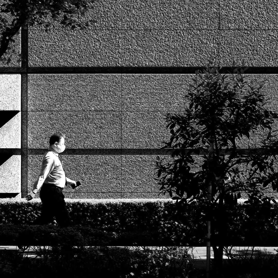 naotakeのインスタグラム：「ランチタイム - Lunchtime / X-T2 & Snapseed, 20201210 . . クーポン使って吉野家で贅沢なランチ。ボリュームたっぷりで夜になってもお腹が空かない。 . . #spicollective #royalsnappingartists #infamous_family #rsa_main #infinity_photo_cult #2_fineart #jp_gallery_member #jp_gallery_bnw #trb_bnw #wp_bnw  #bnw_life #bnwlife_member #bnw_life_shots #bnw_captures #world_bnw #top_bnw #team_jp_ #team_jp_モノクロ #ig_energy_bw #ig_nihon #streetphotographybnw #igersjp #blackandwhite #bnw #bnwphoto #monochrome #bw #bnwphotography #fujifilm_xseries #今日もx日和」