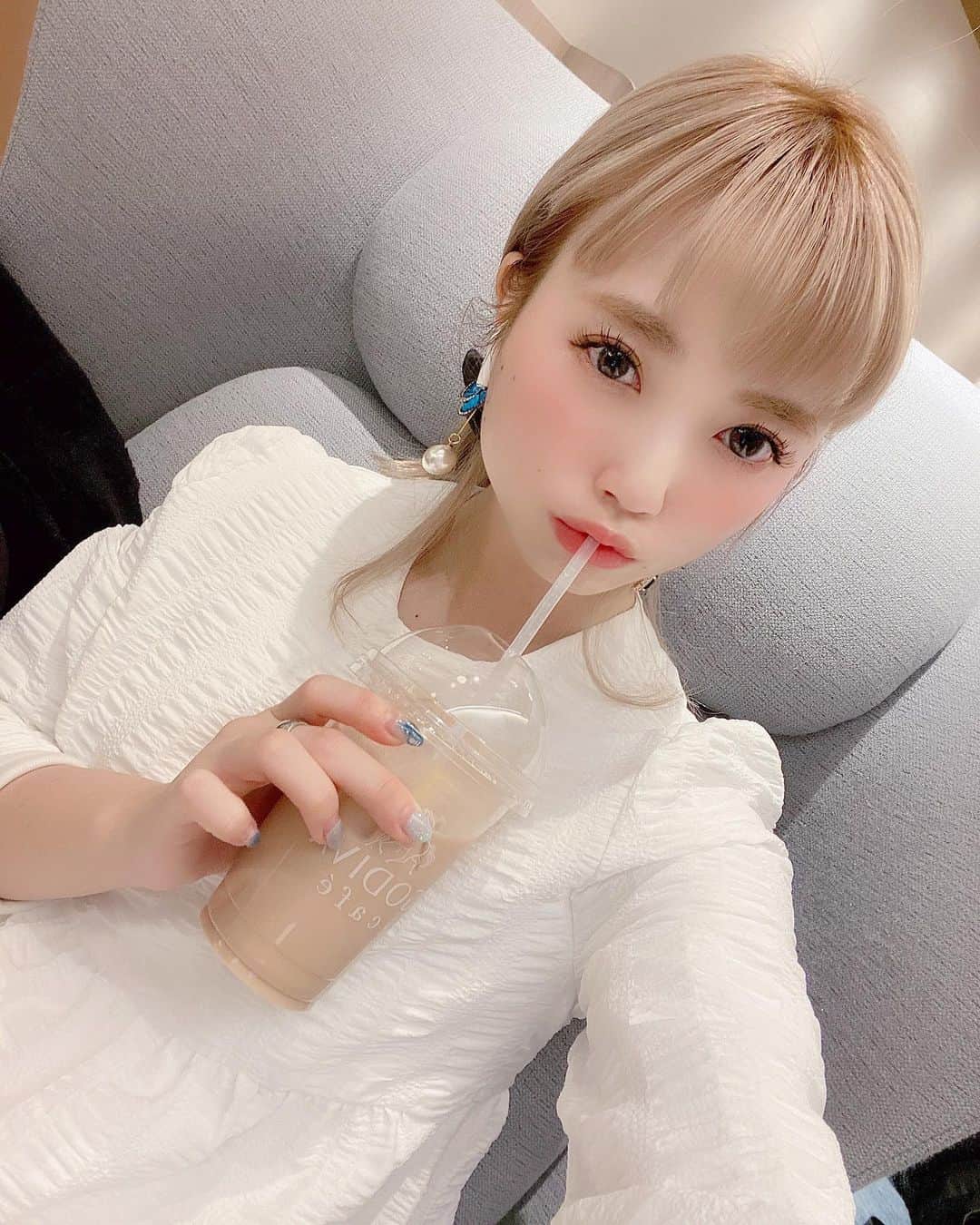 yokoのインスタグラム：「. GODIVA CAFE🍫 . . やっと引っ越しちょっと落ち着いた、、 4日位お母さん来てくれてたから今一人なの寂しいないあ🥺 . . . . . . . . . . . . . . . . . . #エンタメ活動を止めない #アジア一のエンターテインメント #burlesque#burlesque lesquetokyo#バーレスク東京#ダンサー#透明少女#model#hairmake#makeup#love#ootd#fashion#instagood#instalike#instafashion#tokyo#white #오오티디‭#셀카#메이크업#머리스타그램 #お洒落さんと繋がりたい#カメラ好きな人と繋がりたい#モデル#東京」