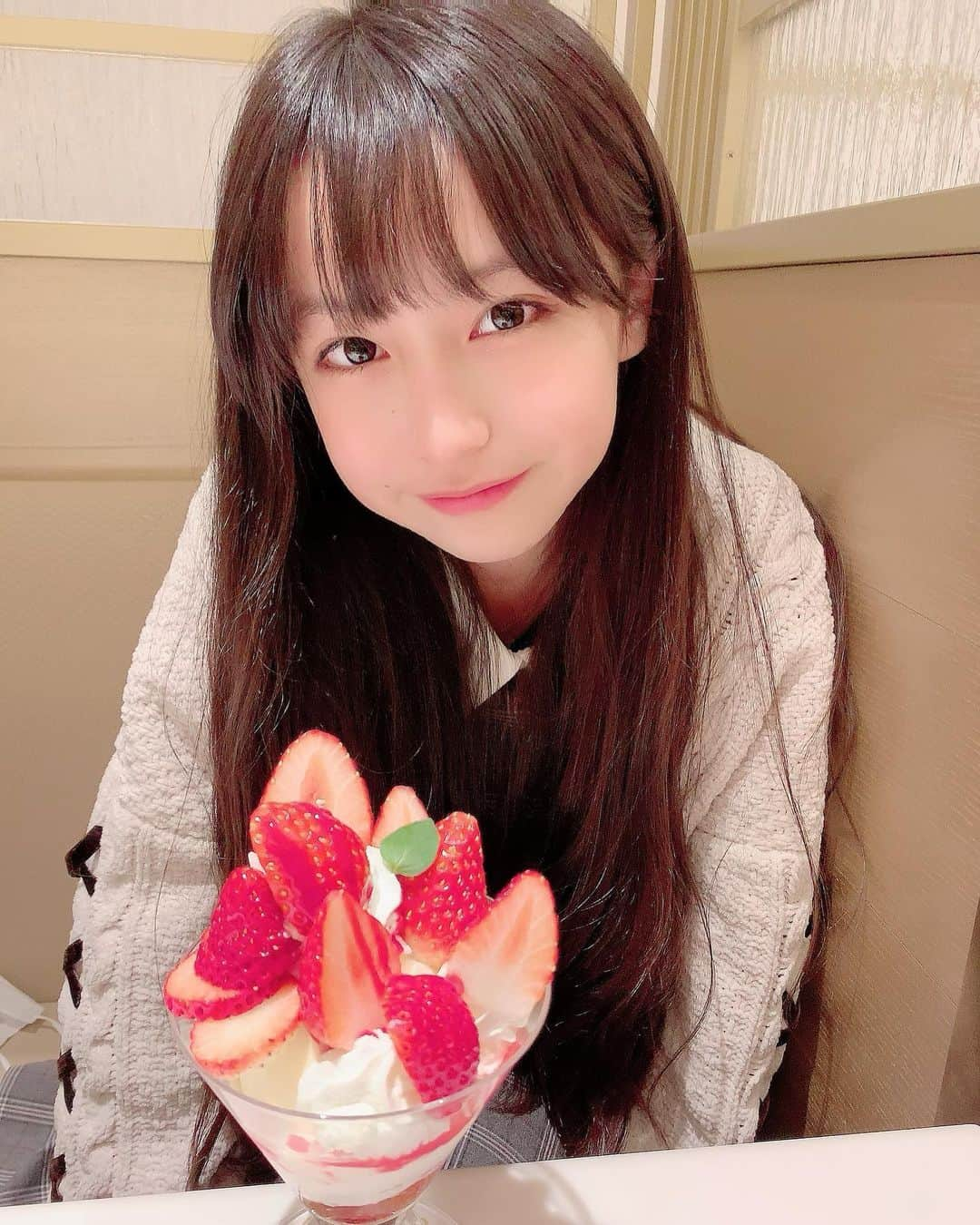 ゆめ & じゅなさんのインスタグラム写真 - (ゆめ & じゅなInstagram)「いちごが大好きなじゅなぴー♡  #ゆめじゅな  #妹 #小学生 #小学生女子  #いちご #苺  #大好き  #いちごパフェ  #姉妹揃って #いちご好き  #コーデ #ワンピースコーデ  #ニットカーディガン  #アクシーズファム #いつもありがとうございます  #コメント #いいね  #ありがとうございます」12月9日 18時54分 - yumejuna