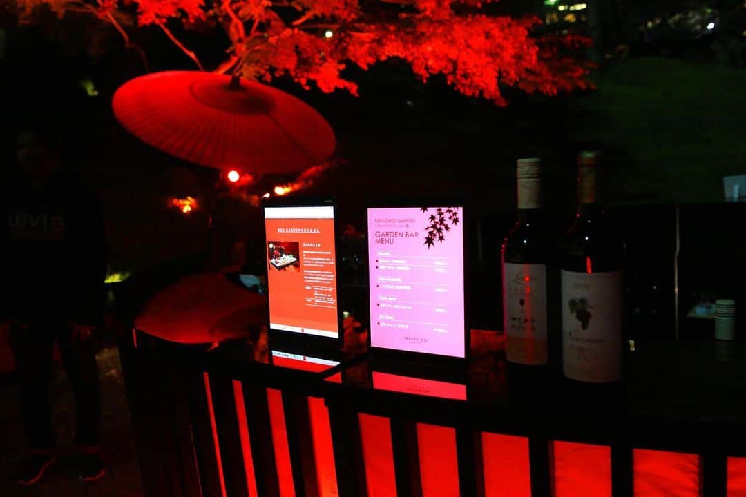 八芳園さんのインスタグラム写真 - (八芳園Instagram)「TOKYO RED GARDEN 2020 も残すところあと一週間となりました🍁🍁🍁 . 庭園の紅葉も見頃を迎え、 昼夜ともに庭の赤をお愉しみいただけます。 . GARDEN BARの開催日も 本日を含めてあと3日。 . 幻想的な夜の庭園を巡りながら、 お酒やカナッペを愉しむ 贅沢な時間をお過ごしください。 . Instagramで開催中の  TOKYO RED GARDENフォトコンテスト . 「赤」がテーマの写真の応募も 12月15日(火) が締め切りとなります。 . ENJYUでのお食事チケットや Thrush Caféでのデザートプレートなどの 賞品をご用意しております。 . ぜひ、あなただけの素敵な「赤」の写真を ご応募ください。 . ■GARDEN BAR 開催日程 2020年12月9日(水)・10日(木)・13日(日) 開催時間 17:00~20:00(19:30LO) . . #八芳園  #結婚式場 . #日本庭園 #紅葉 #紅葉ライトアップ #風景写真 #紅葉狩り #港区 . #東京観光  #東京カメラ部  #写真好きな人と繋がりたい  #カメラ好きな人と繋がりたい  #その瞬間に物語を  . #式場探し #プレ花嫁さんと繋がりたい . #japanesegarden  #tokyotrip  #forbestravelguide #japan_of_insta  #wonderful_places #bestphoto_japan  #instravel  #team_jp_  #tokyocameraclub  #ptk_japan  #love_bestjapan  #visitjapanjp  #tokyotokyo  #tokyotodo #東京をもっと楽しもう」12月9日 18時55分 - happoen