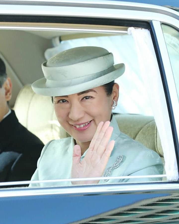 女子アナをこよなく愛する美人図鑑さんのインスタグラム写真 - (女子アナをこよなく愛する美人図鑑Instagram)「本日12月9日は皇后陛下雅子様57歳のお誕生日でございます。おめでとうございます。御成婚から27年。世界も日本もご自身もこの間に様々なことがありました。肉体的にも精神的にも苦労なされた期間もありました。それでも皇室の一員として国民に寄り添い、国民の幸せと平和を常に願い現在に至ります。いつもにこやかな表情を見せてくれるお姿に私達は励まされて来ました。皇后様のこれまでの尽力に感謝致します。ご自身の体調に気をつけながら、どうか穏やかにこれからの活躍をお祈りしております。  #12月9日 #皇后陛下 #皇后雅子様 #雅子様 #陛下 #御誕生日 #おめでとうございます #祝意 #57歳 #昭和 #平成 #令和 #歩み #感謝 #尽力 #国民 #幸せ #幸福 #平和 #寄り添う #願い #お祈り #日本 #笑顔 #素敵 #体調 #気をつけて #活躍 #公務 #邁進」12月9日 18時47分 - anna_iriyama_fan48