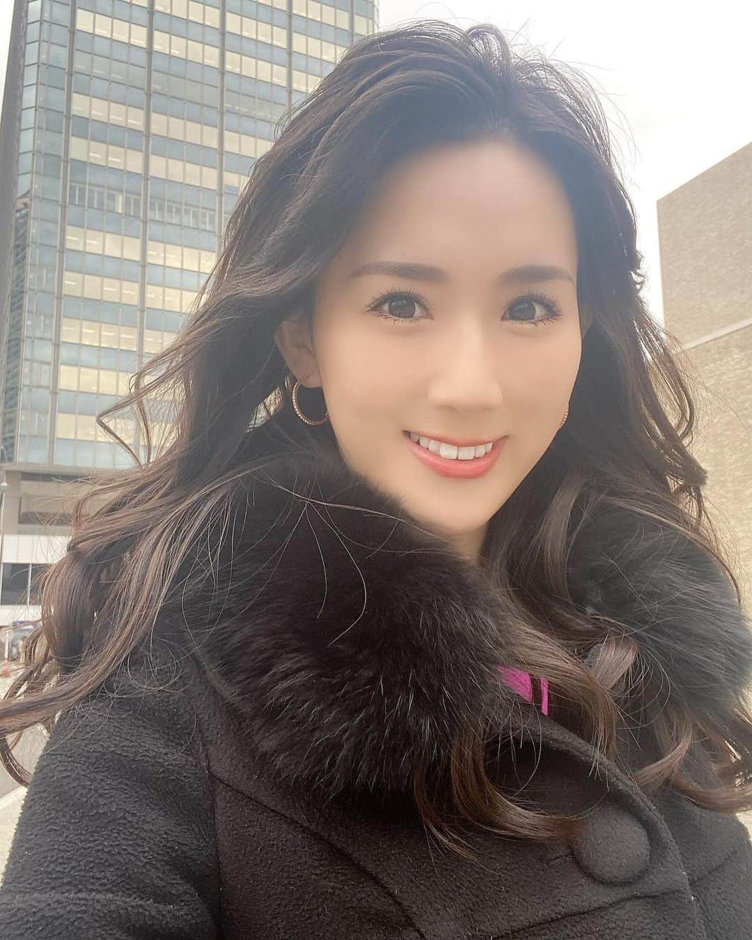 谷中麻里衣のインスタグラム：「When the hairdresser made my locks look amazing 🥰  ヘアメイクさんが巻いてくださるとセルフのときと違いすぎて✨ 人のいない屋外で一瞬マスクを外して📷」