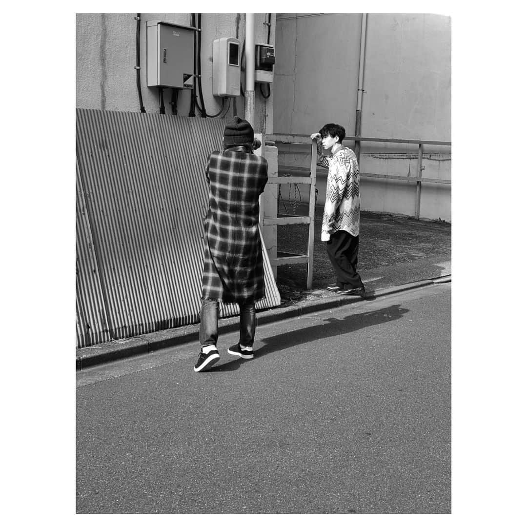 橋本淳のインスタグラム：「. 舞台「No.9 不滅の旋律」 . 稽古場での稽古が終わり、 いよいよ劇場での稽古、 そして、12/13から 赤坂ACTシアターにて本番です。  1/7までの年末年始を挟んでの長丁場 どうか、どうか、 無事に最後まで、完走出来ますように。 . こんな状況下にも関わらず ご来場くださいます皆様、 本当にありがとうございます。 どうか、どうか、 お気をつけてお越しください。 . . 先日、取材を受けた 雑誌「＋act. (プラスアクト)」 12/11に発売されます。 10000字インタビューをどうぞ。 . . . #No9 #不滅の旋律 #プラスアクト」