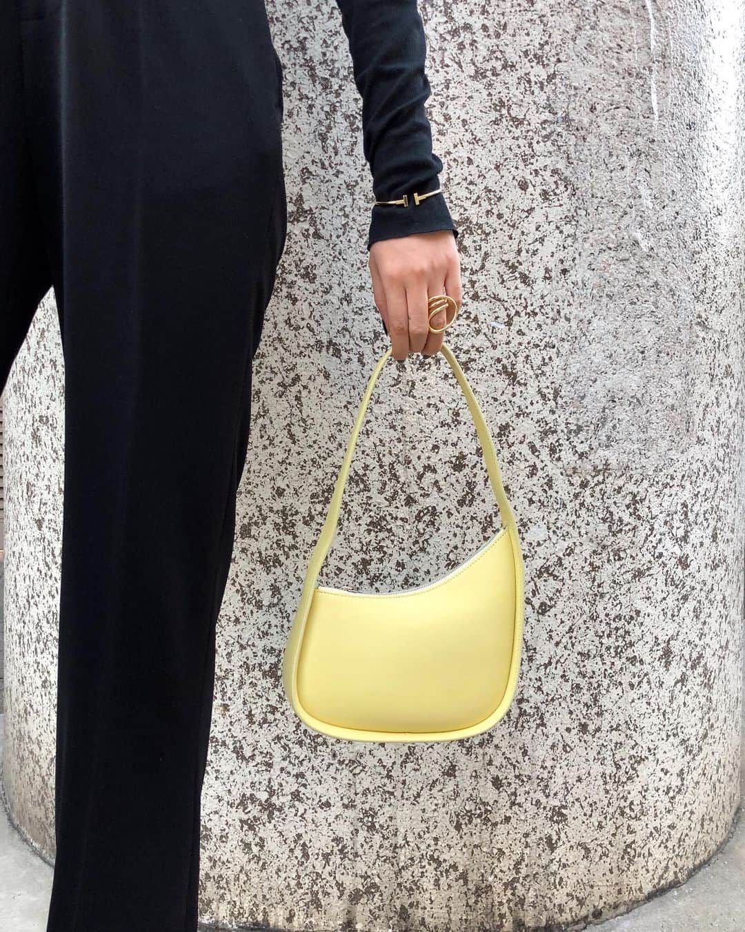 大屋夏南さんのインスタグラム写真 - (大屋夏南Instagram)「My new fav 💛 差し色に黄色🐥やっぱり小さいバッグが好き。 ・ ・ #details #therow」12月9日 18時51分 - __kana_oya__