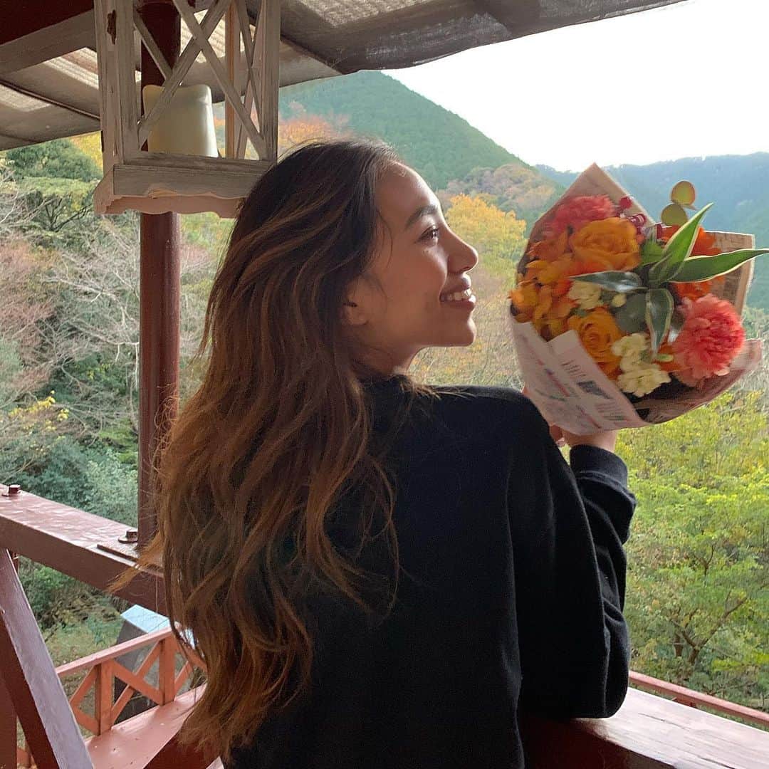 Megha Shrestha のインスタグラム：「The future belongs to those who believe in the beauty of their dreams 🦋  今回行かせていただいた2日間のリトリート✨生と死について考えたり、感謝する心がより大きくなり、たくさん学びを得た貴重な時間になりました✨  過去に起こったことを受け止め、自分を知り前を向いて行く。過去は変えられないけど、今をどう突き進むかさらにすてきな未来を築いて行くためにこれから成長していきたいなと改めて感じました✨🌱  @yazaoi もいい前夜祭になったかな🦋🎁  #20201107 #zenscape2020 #retreatweekend #peace #flower #buket #fyp #peace」