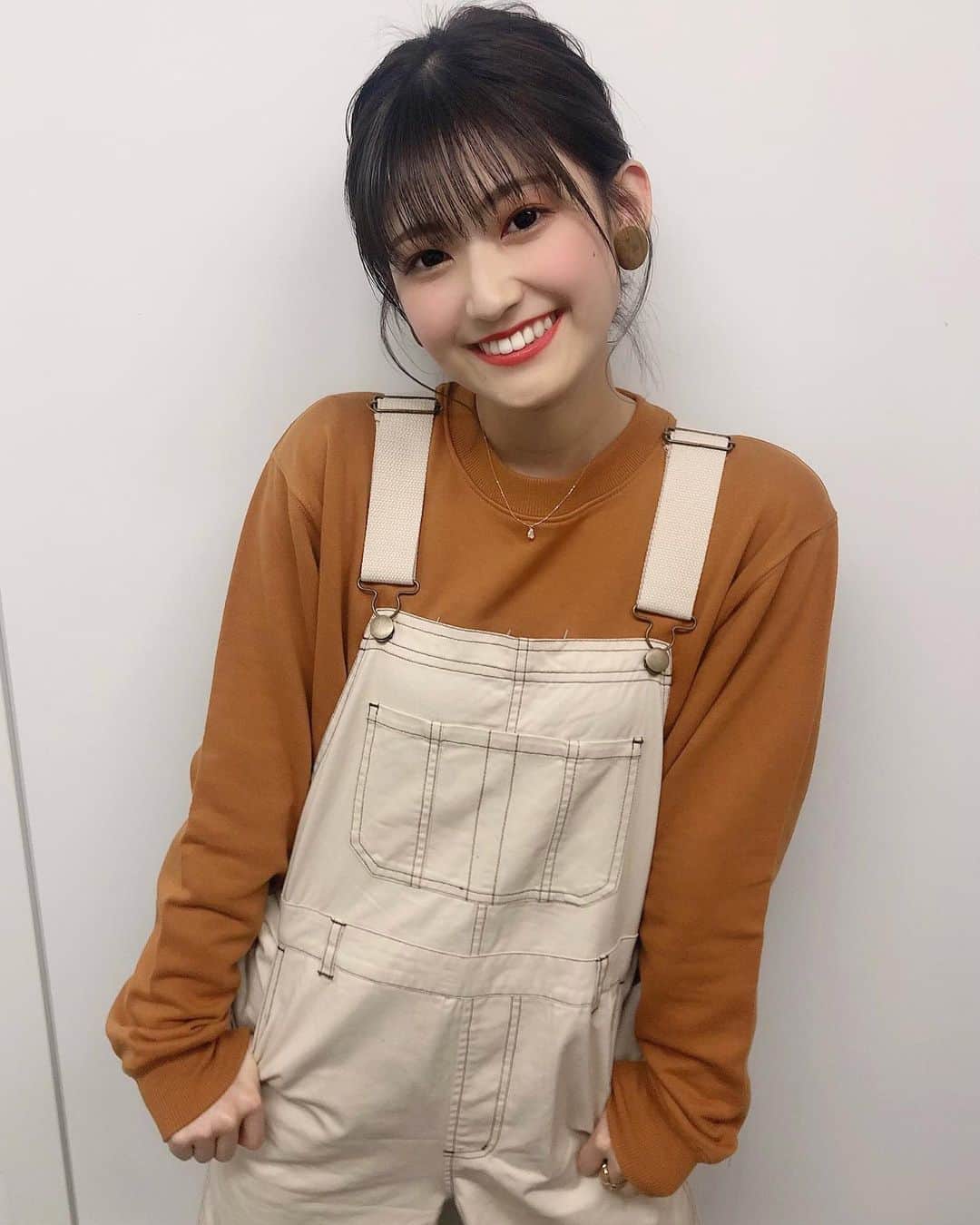 朝日花奈のインスタグラム：「【ご報告】  今年の10月から、3ヶ月間限定で 元 #トキロケ のリーダー坂本実紅ちゃんと開催させていただいていた、バラエティー番組 #まけんグミ THE☆TV WALLOP『しゃべくりタブン』が、2021年3月まで延長が決定いたしました！！！  次回の放送は、2021年1月5日です☺︎ チケット販売は本日の20:00〜 詳しくは、Twitterをご覧ください。 Twitter→@A_kana0713  さらに！とってもお待たせしてしまっていた、生誕祭の開催日が決定しました！！！💓  日程　1月10日 場所　WALLOP 時間　夕方頃 　　　　　　　を予定してます。  本当に、ギリギリまで 来年の予定が何も決まっていなく、 皆さんへのご報告もギリギリになってしまい、申し訳ありません。  でも、また来年ね！って言えることがとても嬉しいです。 私のわがままに付き合ってくださったスタッフの皆様に感謝してます。  まだまだ油断ができない世の中です。 まずは、開催ができるように 体調管理や感染対策を 一人一人が気をつけようね！！  また、来年もよろしくお願いします。 まずは、3周年コンサート！！ がんばりますっ♡  #オーバーオール #オレンジ #ラストアイドル #朝日花奈」