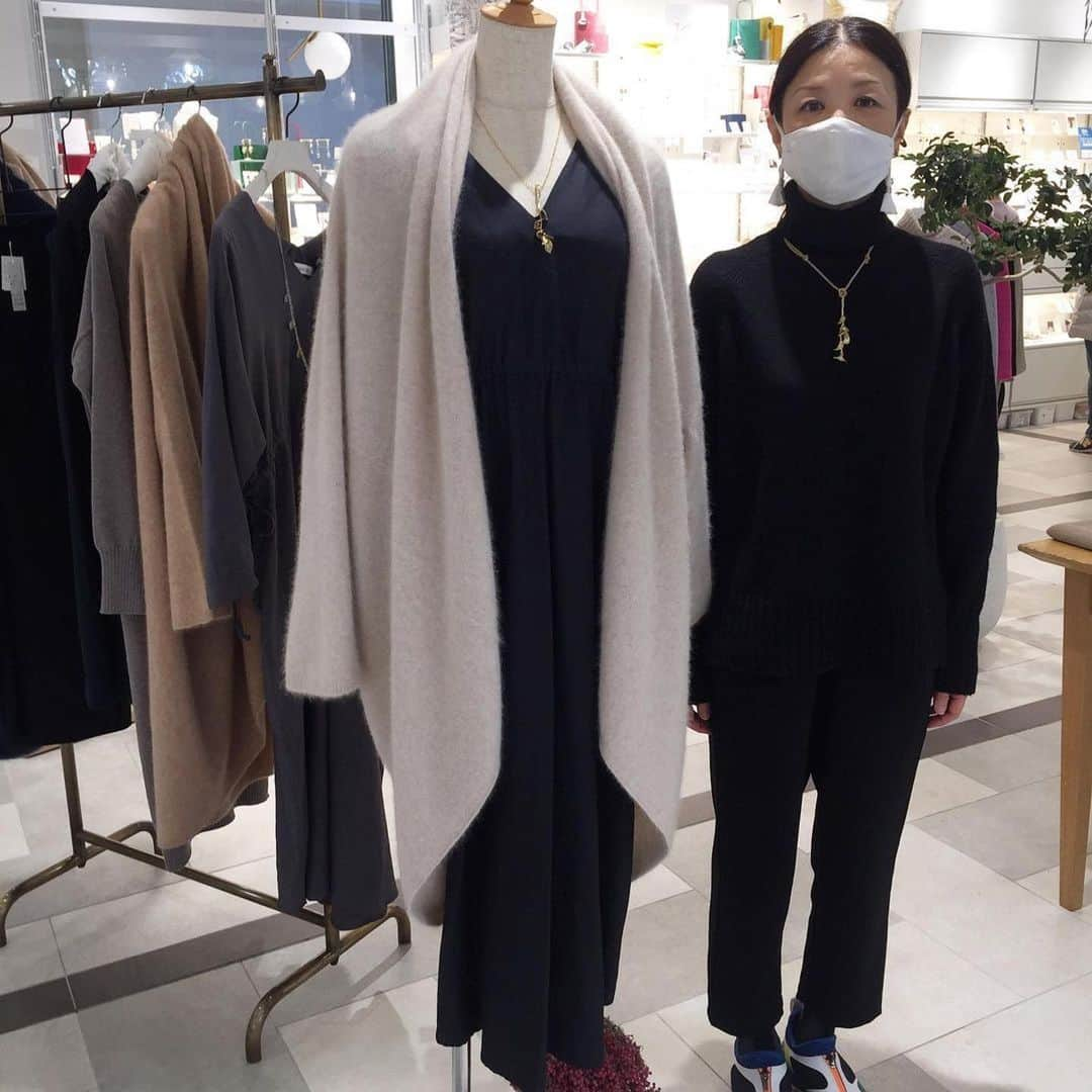 タピエスタイルさんのインスタグラム写真 - (タピエスタイルInstagram)「#Repost @naocono_fashion  お買い上げくださいました皆様 初めてご覧いただいだ皆さま 誠にありがとうございました！ 注目のブランドの今後にもご期待くださいませ。 ・・・ タピエスタイル 丸の内店 pop up ［サイズを気にしない暖かい贈り物展］ 本日最終日は7時半まで。 コロナ対策して 皆様のご来店をお待ちしています〜  ・ 12月1日(火）〜9日（水） 11:00〜19:30 よろしくお願いします！ #pop up #販売会 #毎日着たくなる服 #気持ちいい服 #軽い服  #優しい服 #TOKYOfashion #ファッション #毎日を楽しく   #naocono #naocono_fashion #cheshire #アクセサリー #ネックレス #accessory  #丸の内 #タピエスタイル #イルミネーション」12月9日 18時56分 - tapiestyle