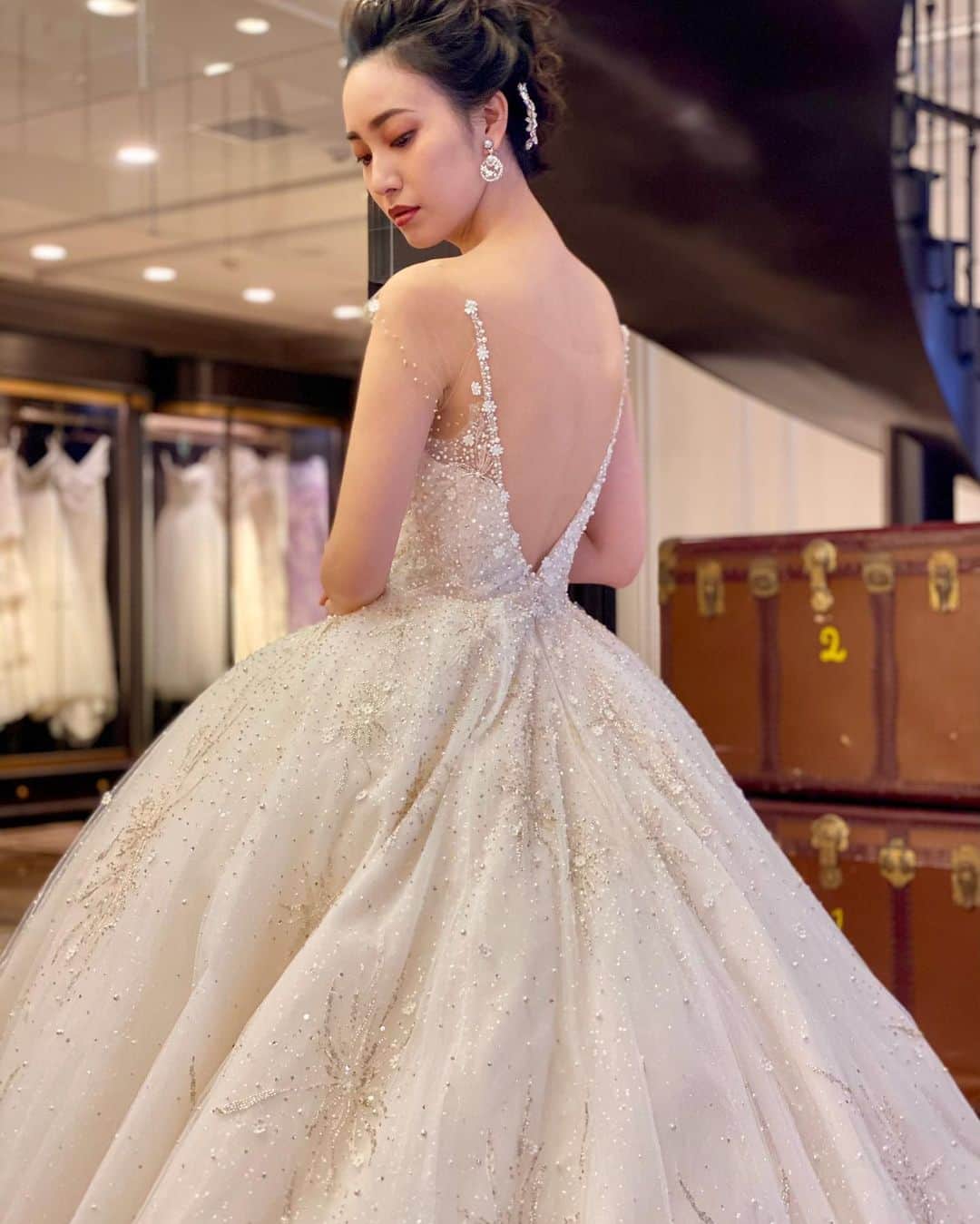 JUNOのインスタグラム：「INES DI SANTO “Isabelle”﻿ 心待ちにしていた１着が入荷致しました﻿ ﻿ STARBURST -星が生まれる瞬間- ﻿ ﻿ そのモチーフを全面に描いた﻿ まるで 花火のように煌めくビーディング﻿ ﻿ 柔らかなブラッシュカラーに散りばめられた﻿ ピンクアイボリーのパールや繊細な3Dフラワー﻿  ﻿ ロマンティックでありながら﻿ 洗練されたシルエットやディテールが﻿ まさに Eternal Elegance な１着です﻿ ﻿ #inesdisanto﻿ #MARCHESA﻿ #antonioriva﻿ #naeemkhan﻿ #inmaculada﻿ #kennethpool﻿ #zacposen﻿ #juno﻿ #junowedding﻿ #wedding﻿ #weddingdress﻿ #viktorandrolf ﻿ #lenamedoyeff ﻿ #ジュノ﻿ #ウエディング﻿ #ウェディング﻿ #ウエディングドレス﻿ #ウェディングドレス﻿ #ドレス﻿ #プレ花嫁﻿ #2020冬婚﻿ #2021春婚﻿ #福岡花嫁﻿ #東京花嫁﻿ #九州花嫁﻿ #関東花嫁」