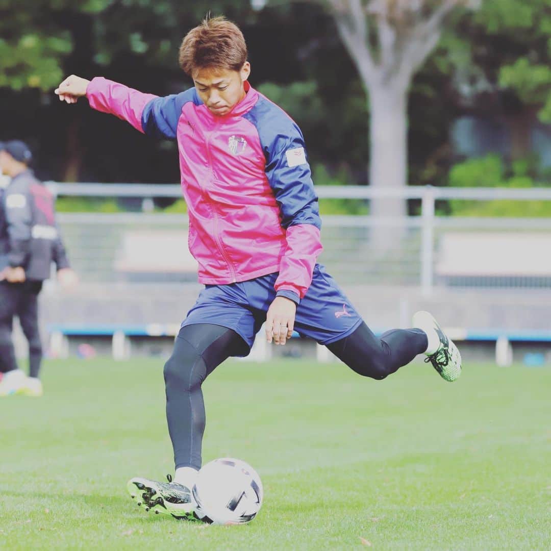 清武弘嗣のインスタグラム：「緑のNEWカラースパイク👟  @adidasfootball .  #Predator」