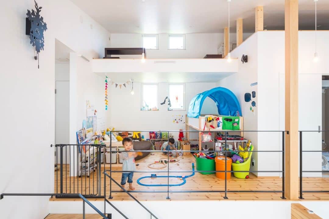 コラボハウス一級建築士事務所さんのインスタグラム写真 - (コラボハウス一級建築士事務所Instagram)「. オープンな子ども部屋は 環境雑音に左右されない 集中力が身につくと言います。 . こちらのお家は 12月11日12時よりインスタliveで見学できます。 ぜひ、ご覧下さい！ #パッシブデザイン #省エネ #焼杉 #大空間 #インスタライブ #子ども部屋 #無垢床 #吹き抜けリビング  #シンプル #デザイナーズ住宅 #自分らしい暮らし #注文住宅新築 #設計士と直接話せる #設計士とつくる家 #コラボハウス #インテリア #愛媛 #香川 #新築 #マイホーム」12月9日 19時00分 - collabo_house