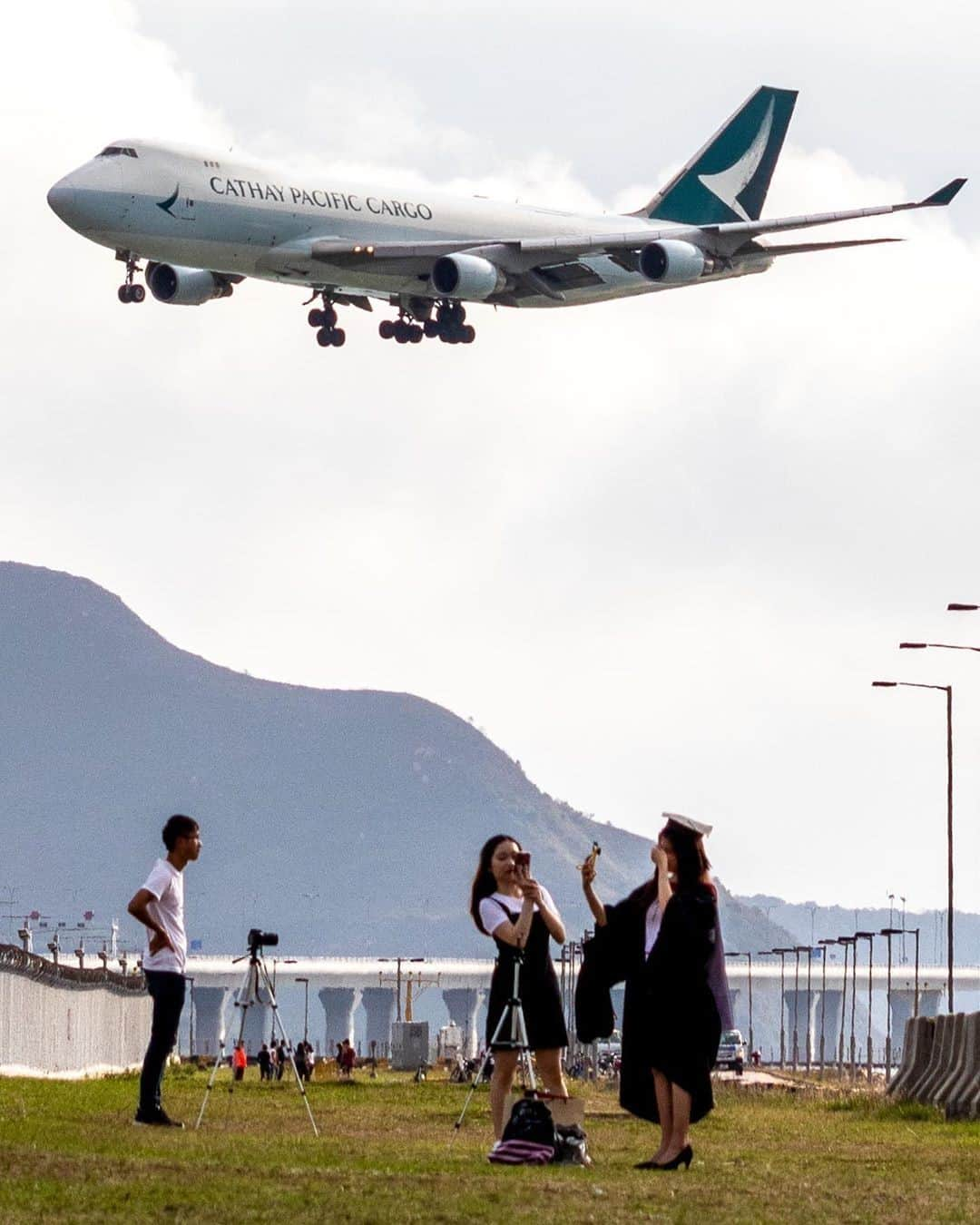 キャセイパシフィック航空さんのインスタグラム写真 - (キャセイパシフィック航空Instagram)「There may be fewer planes 🛩 in the sky, but that’s not going to stop plane lovers from going plane spotting. Can you guess where this shot was taken? Tell us below and share your favourite plane spotting 👀 hideout!⠀ ⠀ 對飛機🛩愛好者來說，天空中飛機數量的多寡並不會減低他們觀賞飛機的熱情。你認得出這張照片的拍攝地點嗎？留言告訴我們，並分享你最喜歡近距離觀賞👀飛機的秘點吧！⠀ ⠀ 📸: @speechlessword._.image⠀ ⠀ #cathaypacific #MoveBeyond #planespotting⠀」12月9日 19時00分 - cathaypacific