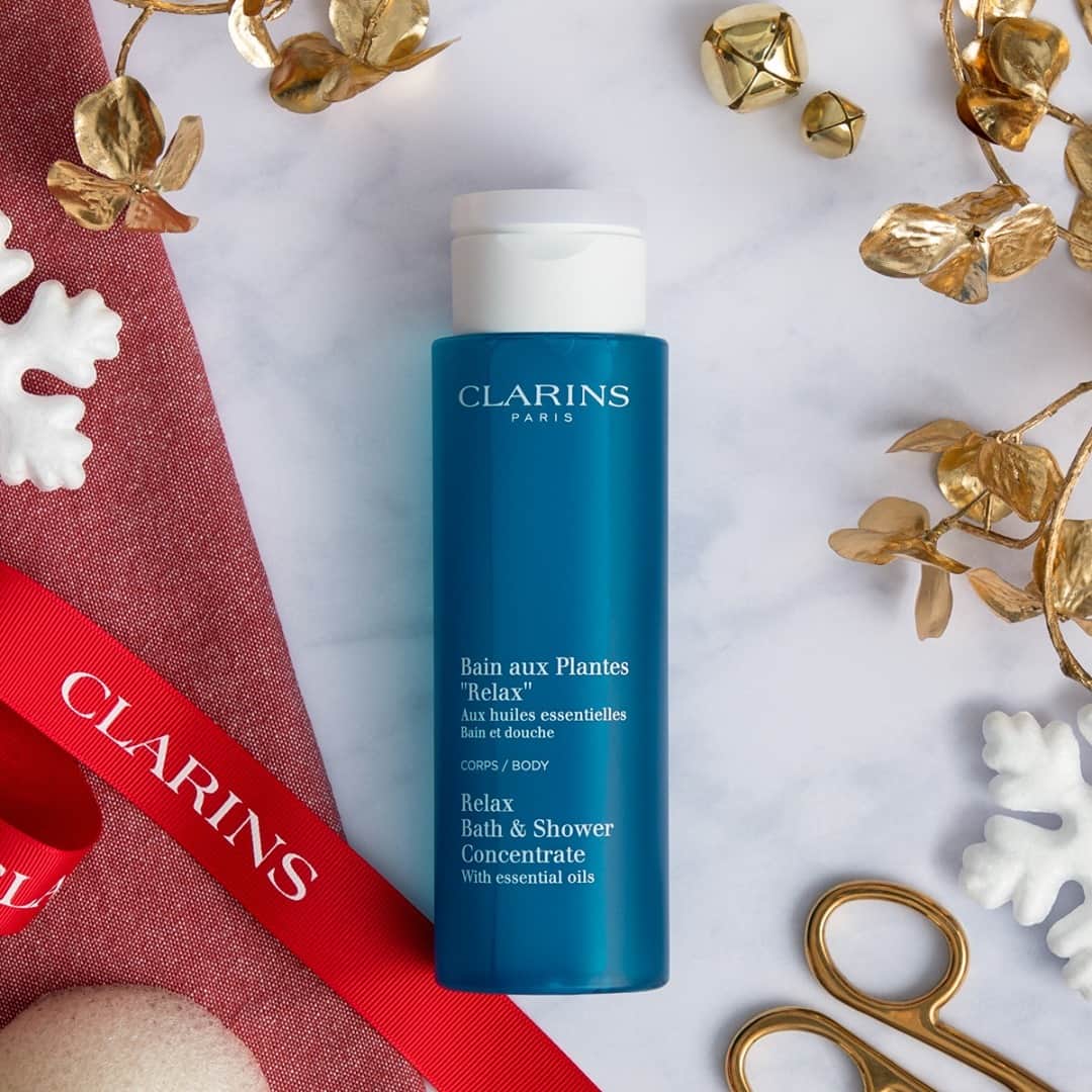 ClarinsUKさんのインスタグラム写真 - (ClarinsUKInstagram)「Perfect as a stocking filler or Secret Santa present, our Relax Bath & Shower Concentrate with Essential Oils activates with the heat of warm water to release the soothing, aromatic virtues of Basil, Camomile and Petit Grain 🌱  As loved by @theststyle Beauty Director @sarahjossel 💙  Check out our Clarins UK YouTube channel to discover her top Christmas gift picks!」12月9日 19時01分 - clarinsuk