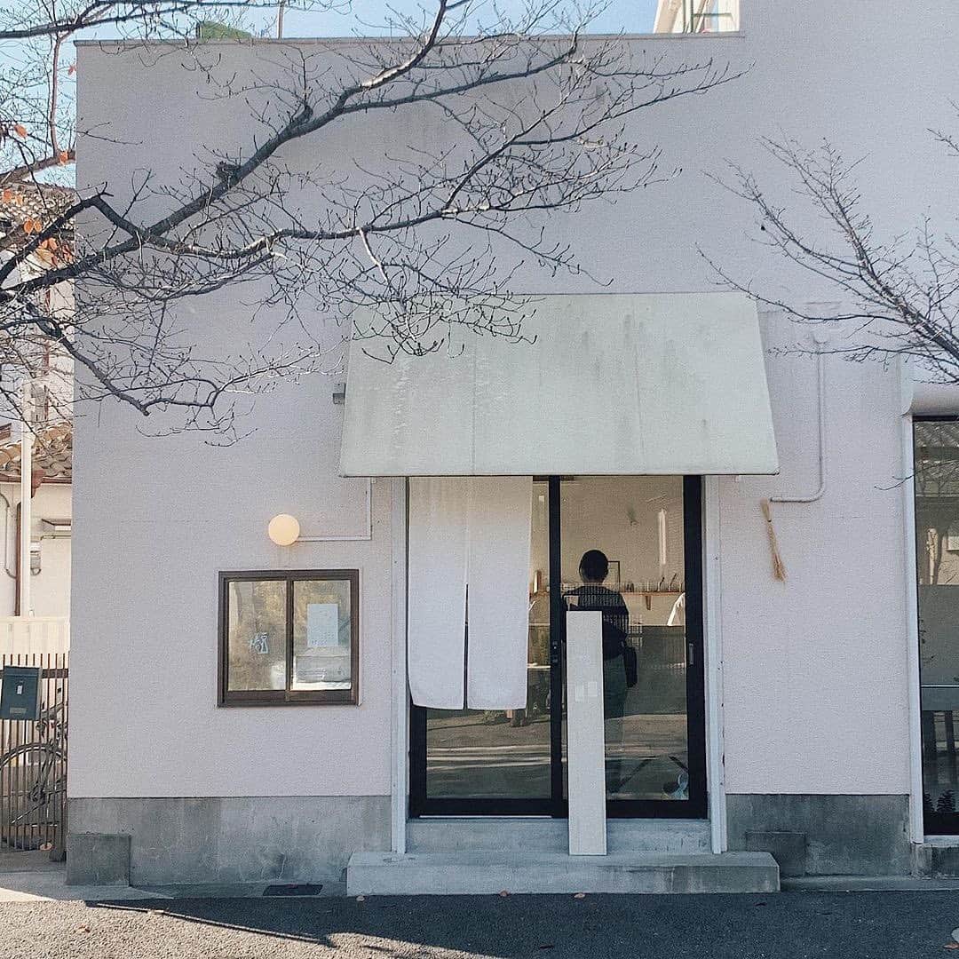 isutaさんのインスタグラム写真 - (isutaInstagram)「洗練された癒し空間で﻿ 究極のおいなりさんが食べられる⁉♡﻿ ﻿ ﻿ 大阪府・箕面市にある「季節といなり 豆椿（まめつばき）」は、「いなりを通して季節と出合う」をテーマにしたいなりのお店。﻿ ﻿ ﻿ こちらでは、季節の食材を使用したおいなりさんがいただけます。﻿ ﻿ ﻿ 住宅街にたたずむ、洗練された落ち着く空間でぜひ味わってみてはいかが？﻿ ﻿ ﻿ テイクアウトも可能ですが、イートインは予約制になっていますので、気になる方はぜひ公式IG（@mametsubaki_inari）をチェックしてください♩﻿ ﻿ ﻿ 【季節といなり 豆椿】﻿ 住所：〒562-0001﻿ 大阪府箕面市５丁目１０−１１﻿ 営業時間：10:00～17:00(eat in11:00〜16:00LO)﻿ 営業日：木金土日﻿ ﻿ ﻿ photo by﻿ @kens_shu﻿ @pabyk6﻿ @midori1215﻿ ﻿ ﻿ #isuta #イスタ #isutapic﻿ #isutacafe #カフェ巡り #おしゃれカフェ ﻿ #季節といなり豆椿 #豆椿 #季節といなり﻿ #おいなりさん #いなり寿司 #お稲荷さん﻿ #大阪カフェ巡り #大阪カフェ #カフェ活 ﻿ #箕面カフェ #箕面ランチ #箕面グルメ﻿ #大阪ランチ #大阪グルメ #テイクアウト﻿ #cafestagram #カフェ #カフェ好き﻿ #お洒落な人と繋がりたい #喫茶店﻿ #カフェ好きな人と繋がりたい #cafe﻿ #関西カフェ #カフェ巡り #カフェスタグラム」12月9日 19時01分 - isuta_jp