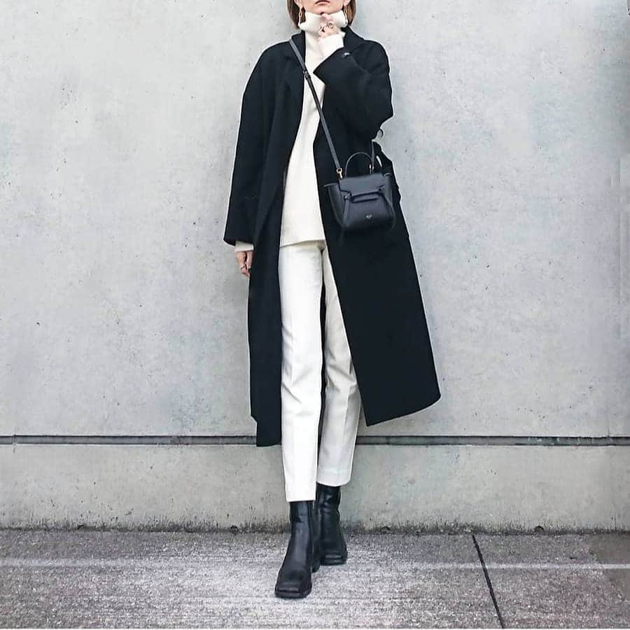 のインスタグラム：「white×black  シンプル！ モノトーンコーデ🖤 .  knit・boots…@lavishgate#lavishgate bottom…@plst_official #plst bag…@celine #celine  accessory…@rim.iii_shop #rimiii  . #モノトーンコーデ #ホワイトコーデ#ブラックコーデ#大人シンプル#大人カジュアル#プチプラコーデ#ママコーデ#シンプルコーデ#プラステ#スティックパンツ#セリーヌ#セリーヌバッグ#リムイー#大人アクセサリー#locari」