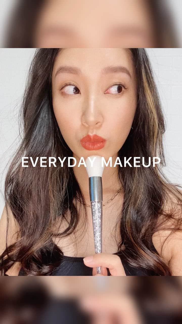恵里花のインスタグラム：「メイク企画第一弾💄﻿ ﻿ 今回は聞かれることが多い﻿ 眉やアイメイクなどを含めたデイリーメイクを﻿ 日頃から愛用している @sugar_c_beauty さんの﻿ ダイヤモンドブラシを使ってご紹介💁🏻‍♀️💙﻿ ﻿ ダイヤモンドのようなビーズが﻿ ぎっしり詰まった豪華なブラシセットで﻿ 毎日のメイクがより一層楽しくなります💎✨﻿ ﻿ 持ち手の部分が長いのでバランスが取りやすく﻿ 初心者の方にも上手に﻿メイクができちゃうアイテム🪄🔰﻿ ﻿ 思わず「可愛い！」と言ってしまう見た目から﻿ プレゼント用にも是非おすすめします🎁🌟﻿ ﻿ #毎日メイク﻿ #sugarcbeauty﻿ #ダイヤモンドブラシ﻿ #メイクブラシ」
