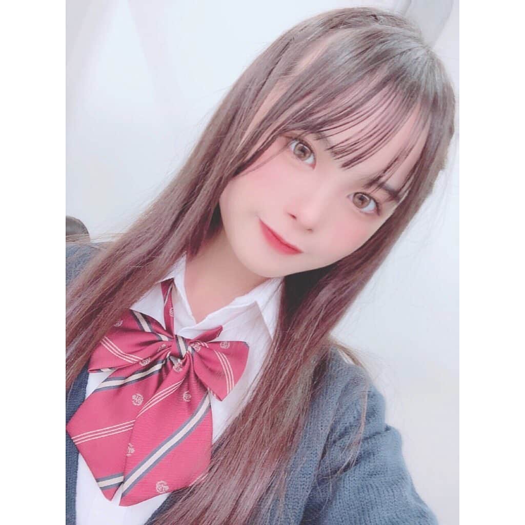 北畠愛唯のインスタグラム：「‪🍓🤍 . 制服きたよ🥺ྀི . 最近、髪ストレートにするのが好き(˶ ̇ ̵ ̇˶ ) . . ‪▹◃┄▸◂┄▹◃┄▸◂┄▹◃┄▸◂┄▹◃‬ ‪.‬ #jcteens #teens #みにょんtv #ヘアアレンジ #制服コーデ #ストレート#instafashion  #girlyfashion #YouTube #13歳 #中1」