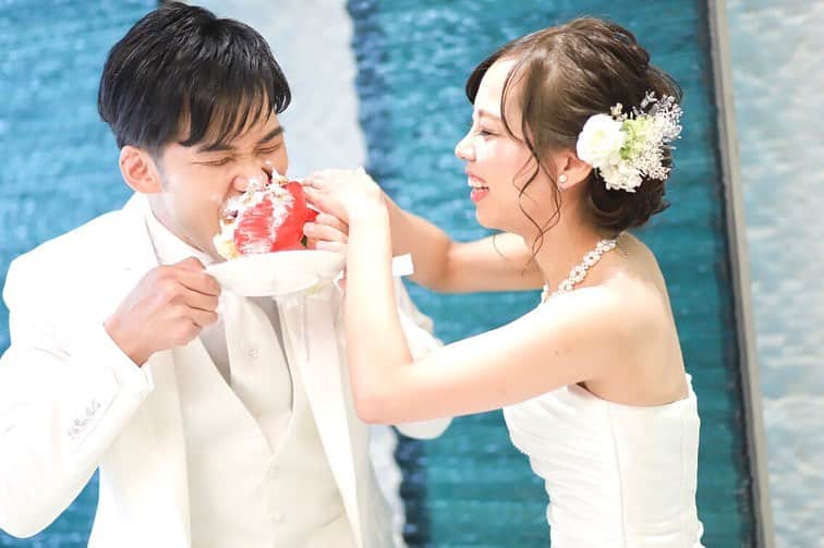 のインスタグラム：「#ビッグスプーン での#ファーストバイト 🍰🥄💕  新婦さまからの一口には 「一生おいしいご飯を作ります」 という意味が込められています☺  大きなスプーンにケーキをたっぷりすくって 愛情いっぱいの気持ちを表現しちゃいましょう💓  食べきれなかったケーキが顔のまわりにつく様子も とってもお茶目で可愛らしいです😉🎂  「こんな感じで撮ってほしい！」というご希望が ありましたら、ぜひ#撮影指示書 にメモを📝 カメラマンが大切な一瞬を逃さず撮影いたします📸✨  －－－－－－－－－－－－－－－－－－ どうしてスマ婚を選んだの？ スマ婚のメリットは？ プランに含まれている内容で十分だった？ …など、 #スマ婚花嫁 さまにインタビューして 【ウェディングレポート】を作成しております📋 @smakon_official  プロフィールTOPのURL→ウェディングレポート にてご覧ください💡 －－－－－－－－－－－－－－－－－－  #スマ婚 #結婚式 #プレ花嫁 #式場探し #式場迷子 #プレ花嫁準備 #結婚式準備 #披露宴演出 #結婚式場選び #プレ花嫁さんと繋がりたい #全国の花嫁さんと繋がりたい #2020秋婚 #2020冬婚 #2021春婚 #2021夏婚 #2021秋婚 #関東花嫁 #東海花嫁 #関西花嫁 #九州花嫁 #スマ婚花嫁 #スマ婚レポ #卒花嫁レポ #結婚式準備レポ #卒花レポ #ウェディング #ケーキ入刀」