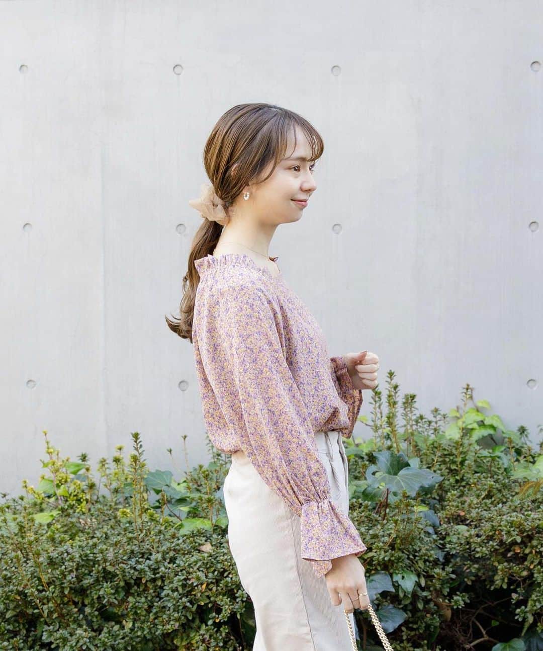 のインスタグラム：「new item🌷﻿ ﻿ ﻿ 大人可愛い花柄ブラウスが入荷💕﻿ ﻿ ギャザーたっぷりの袖や襟ぐりのフリルが﻿ 可愛らしいデザイン🌼﻿ すっきりしたネックラインが大人な雰囲気に。﻿ ﻿ 今から春先にかけて長く着て頂けます🤍﻿ ﻿ ＿＿＿＿＿＿＿＿＿﻿ ﻿ ﻿ ☑︎ lady blooming blouse﻿ ¥8,280+tax﻿ ivory / pink﻿ ﻿ ﻿ ＿＿＿＿＿＿＿＿＿＿﻿ ﻿ ﻿  #flower2020aw #フラワー #rosy﻿ #flower #flowerwebshop #webshop  #ネットショッピング #通販サイト #レディースファッション #love #girl #style #fashion #coordinate #shopping #tokyo #new #2020aw #autumn #blouse#ブラウス#パーティー#デートコーデ」