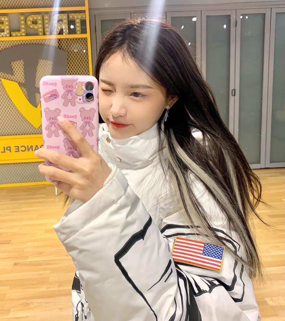リン・シャオザイのインスタグラム：「🤨👽👩‍🚀🌟」