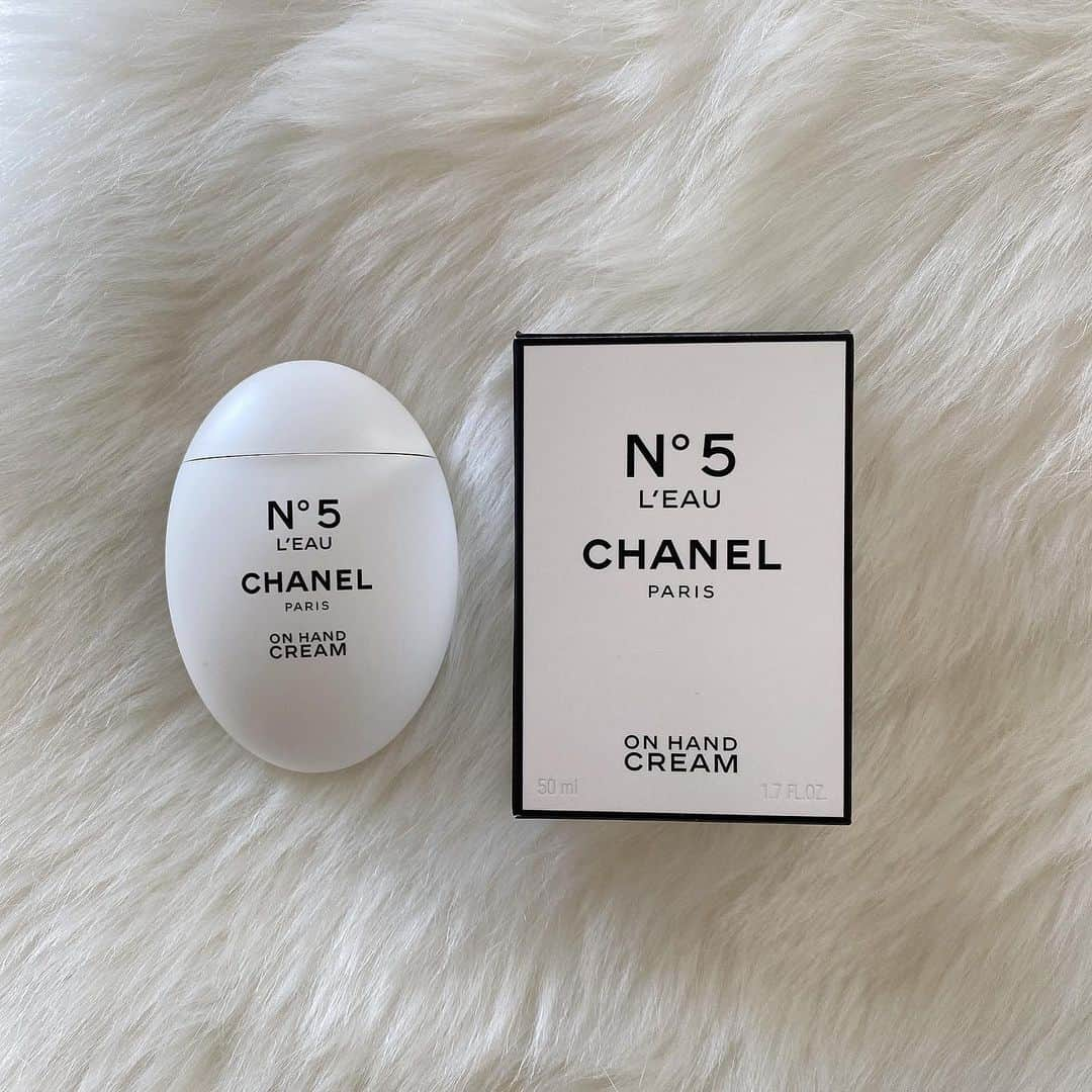 きたかぜあすかさんのインスタグラム写真 - (きたかぜあすかInstagram)「ㅤㅤㅤㅤㅤㅤㅤㅤㅤㅤㅤㅤㅤ  @chanel.beauty  N°5 ハンドクリーム❤︎  ㅤㅤㅤㅤㅤㅤㅤㅤㅤㅤㅤㅤㅤ  #chanel #cosme」12月9日 19時08分 - asukaa02