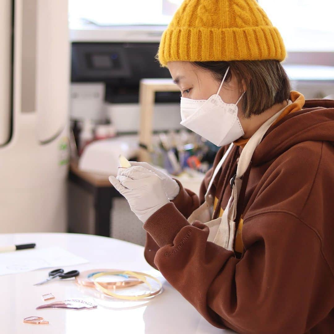 ノ・スサンナのインスタグラム：「마음담아 만드는🤍 백조처럼 반짝반짝 더 빛나라고💜 (유리자르는거 재밌네요ㅎ 쪽-소리와 함께 깔끔하게 잘라지면 기부니가 좋음, 납땜하는데 이공계여자너낌나서 기부니가 또 좋음,기술시간생각남...ㅎㅎㅎ2명으로 진행되는 안전한 공방에서😉) #스테인드글라스#스테인드글라스썬캐쳐#반짝반짝」