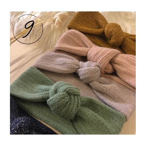 のインスタグラム：「🎁 ADVENT CALENDAR: DAY 9 🎁 Today try to win a Collégien UPCYCLED headband!✨  . Here’s how to participate: - Follow us @collegien_officiel 🎅🏼 - Like this post ❤️ - Invite at least 2 friends to take part, before our Day 10 post 🙋🏻‍♀️🙋🏼‍♂️ - Double your chances by sharing in your story.🍀 . The winner will be announced tomorrow in our stories. Good luck!🥰 . 🎁CALENDRIER DE L’AVENT : JOUR 9🎁 Un jour, un cadeau. Aujourd’hui, nous vous proposons de remporter UN BANDEAU UPCYLE Collégien !✨ . Pour participer : - Suivez la page collegien_officiel 🎅🏼 - Likez ce post ❤️ - Invitez au minimum 2 ami.e.s à participer avant la publication de la 10ème case demain matin 🙋🏻‍♀️🙋🏼‍♂️ - Doublez vos chances en partageant le concours en story 🍀 . Annonce du ou de la gagnant.e demain en story. Bonne chance !🥰 . #collegien #collegien_officiel #madeinfrance #adventcalendar #calendrierdel’avant #advent #calendrier #calendar #familyslippers#christmasgifts #giftideas #giftforhe #giftforhim #giftforkids #holidaygift #weihnachten #geschenkideen #подарки #headband #christmastree #xmastree #familytime #zapatillas #giftideas #idearegalo  #christmasgift」
