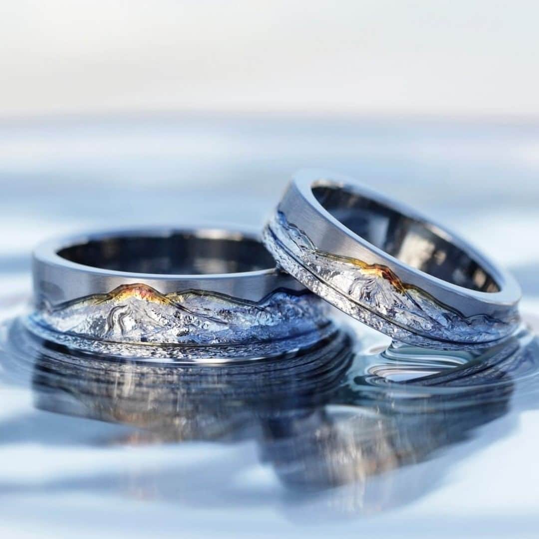 SORA ≪SORA表参道の公式アカウント≫さんのインスタグラム写真 - (SORA ≪SORA表参道の公式アカウント≫Instagram)「#指輪はいれもの 【『銀嶺』山の情景に重ねるふたりの在り方】  北海道の #岩内岳 をモチーフにした結婚指輪には、 おふたりの強い想いが込められています。  指輪づくり当時の驚きのエピソードや 決してスムーズではなかったご結婚までの道のり、 指輪の内側に刻んだマッターホルンの意味など おふたりのリアルな言葉で語っていただきました。  結婚することの意味や人生について、 おふたりの考え方に触れてみませんか？  ▼ぜひこちらの記事をご覧ください。 https://www.sora-w.com/gallery/case/ginrei/  -----------------------  お客様：大悟さま・�筑詩さま デザイナー：代表丸山、月館 クリエイター：森川 . ▽全国の取扱店をご紹介 https://www.sora-w.com/shop/retailers/ ▽SORA公式サイトはTOPのURLからcheck * >>> @sora_omotesando . --------------- ぜひ『 #結婚指輪sora 』のハッシュタグで SORAの写真を投稿してくださいね＊* こちらのアカウントでリグラムさせていただきます♪ . #結婚指輪 #婚約指輪 #指輪 #表参道 #オーダーメイド #プレ花嫁 #ブライダル #ウェディング #手作り #bridal #wedding #マリッジリング #エンゲージリング #金属アレルギー #金属アレルギー対応 #bridalring #weddingring #手作り指輪 #ペアリング #マッターホルン #Marriage #銀嶺 #ジルコニウム #ソラ #オーダーメイドリング #クリスマス #2021冬婚」12月9日 19時11分 - sora_omotesando
