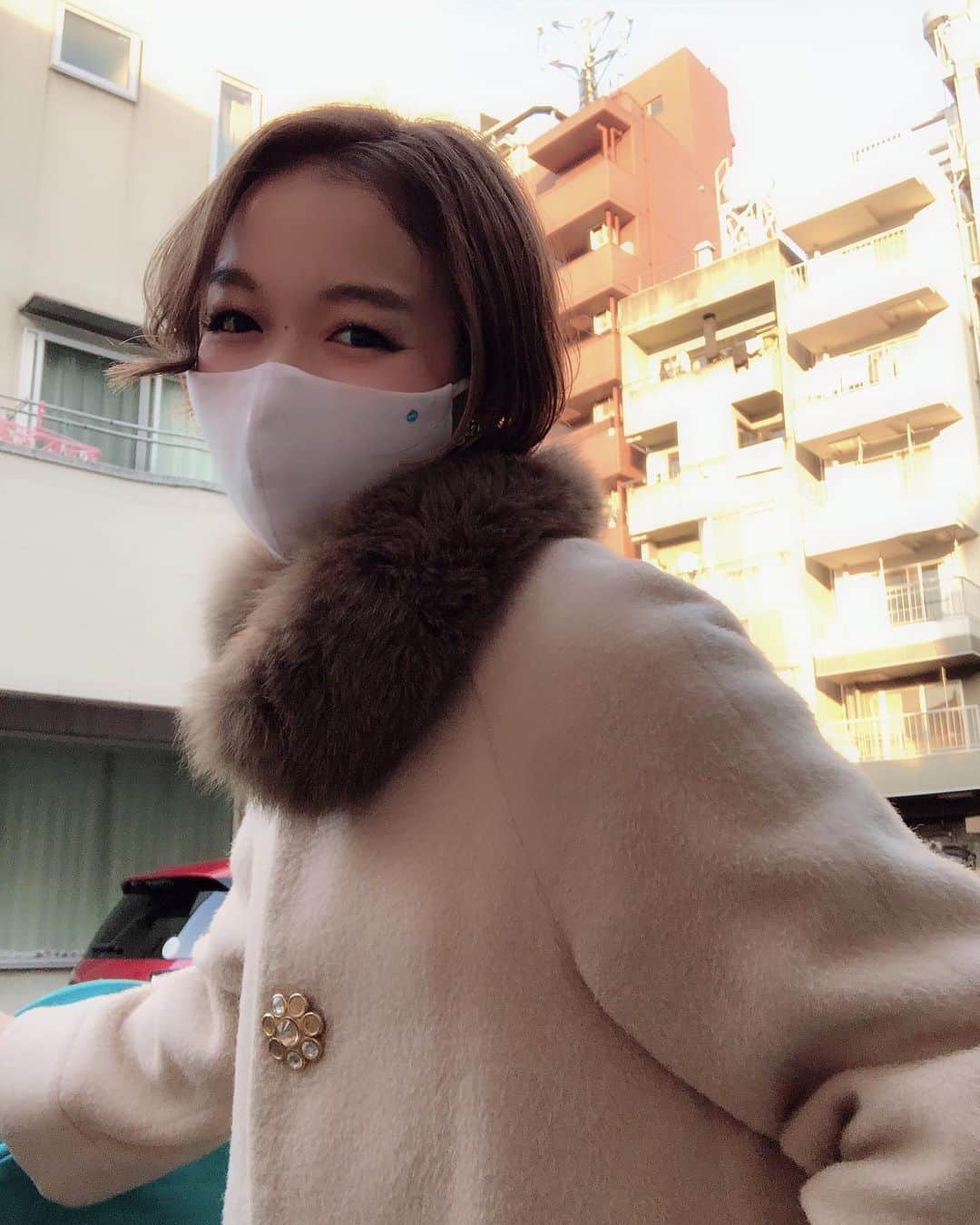 のインスタグラム：「マスク生活ももうすぐ1年経ちますね😷  ハイドロ銀チタン®マスク 『ハイドロ銀チタン®不織布マスク+4』 『ハイドロ銀チタン®防御フィルター入りソフトガーゼマスク』愛用中❤︎ 私は小さいサイズを使用しているけれど、ふつうサイズもあるので、男女ともに使えますよ  医師の発想から生まれたクリーン技術で衛生対策、花粉対策、風邪対策を目的として開発されたマスクだからすごく安心❤️ マスクに付着したタンパク質を分解するメカニズムなんだって👀  しかもすごくきちんとした生地であったかいの🤣❤️ 実はタオル美術館の公式Instagramアカウントで100名さまにハイドロ銀チタン®マスクのセットがあたるキャンペーンを実施しているので、ぜひチェックしてみてね‼️  @towelmuseum  #pr #タオル美術館 #ハイドロ銀チタン #DRC医薬 #マスク #タオル #抗菌防臭 #花粉対策 #新型コロナウイルス対策 #飛沫対策 #市川海老蔵 #渡辺直美 #プレキャン #ママコーデ #男の子ママ  #新米ママ #新米ママと繋がりたい  #おしゃれさんと繋がりたい  #おちびコーデ  #148cmコーデ  #低身長コーデ #低身長の人と繋がりたい  #新米ママ #新米ママと繋がりたい  #産後10ヶ月  #読モ #今日のコーデ #ootd #コーディネート #読者モデル #フォロワー募集中」