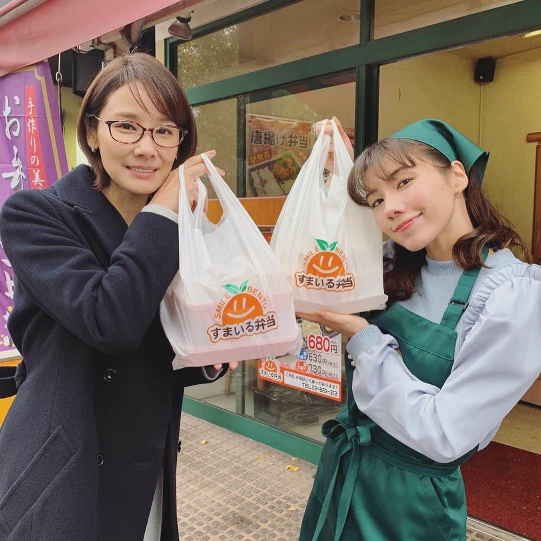のインスタグラム：「バイトを始めたまりさんのもとを訪ねてきた優子さん☺️✨ まりさんもとっても喜んでましたが、知り合いがバイト先に来てくれるのって、なぜか嬉しくなってしまいますよね😂 #tbs #金曜ドラマ #恋する母たち #こいはは #だめキュン  #木村佳乃 #吉田羊 #仲里依紗 #小泉孝太郎 #磯村勇斗 #奥平大兼 #宮世琉弥 #藤原大祐 #渋川清彦 #玉置玲央 #矢作兼 #阿部サダヲ #蝶々むすびしてる優子さん🎀 #あれ？  #優子さん違う人のこと考えてませんか… #赤坂くんのもとを飛び立った蝶々は #こんな近くにとまっていたのですか #いつか気付いてもらえるように #最近ポエる」