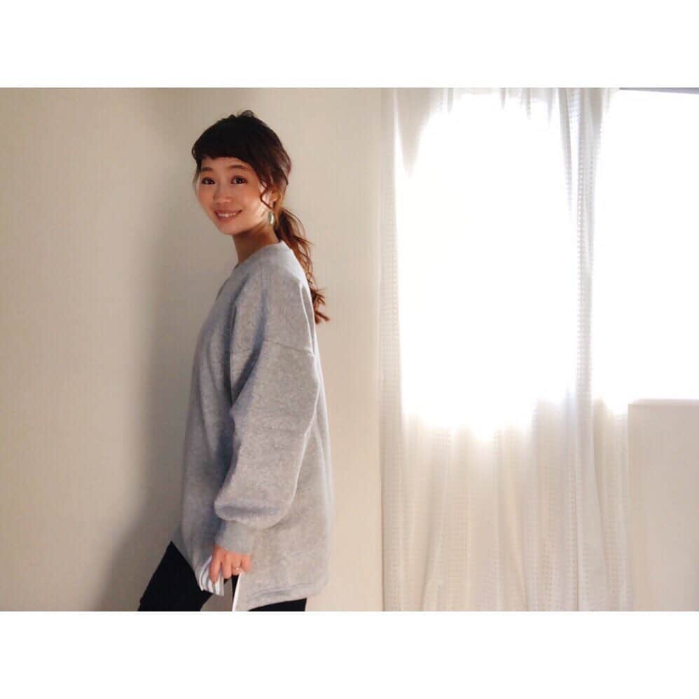 遠藤朋美のインスタグラム：「あっという間にもうすぐクリスマスですね  ・  ドディです、こんにちは  ・  今年は、クリスマスケーキを手作りしてみたり、 おうちクリスマスを存分に楽しむ計画をたてています。  ・  そしてちょっとだけ自分に向けてクリスマスプレゼントを(^^)  ・  AmazonFashionのクリスマスギフトストアでは、  Amazonの幅広い品ぞろえの中から  ギフトを送る相手の年齢や性別のほか、  おもちゃ、ゲーム、家電・カメラ・PC、ファッションなどのカテゴリーごとに  贈り物のアイデアを提供しています🎁🎄  ・  Amazonでしか手に入らない限定販売商品や  Amazon先行予約・先行販売商品が続々と登場し、  大切な人へのギフトから自分へのご褒美まで、  お買い物を便利にお楽しみいただけるサービスです✨  ・  今回ドディさんは、  AmazonFashionのクリストマスギフトストアで  自分へのご褒美にアディダスのスウェットスタイルチュニックを購入しました👚  ・  ずっと挑戦してみたかったスポーティーなカジュアルトップス、  普段探してもなかなか選びきれずに結局諦めてしまうのですが  アイディアを提供してくださっているので、  探していたイメージのもので迷わず選べて楽でした♪  ・  裾の左右にチャックがついていて  開けるとポイントに３本線のボーダーが出てきてポイントになってかわいいです。  ・  普段実のところOLさんっぽい服装かランニングウェアなので、  どきどきしながら着てみると  自分のイメージにもぴったり、  夫にも「お！いいじゃん^^」とほめていただきご満悦^^  ・  普段着にもおしゃれですし、スパッツを併せてヨガウェアにも使えそうです  ・  普段も運動中も大切にたくさん着ます(^^)  ・  是非今年のクリスマスのプレゼントどうしようかな〜と迷い中でしたら、  ＡｍａｚｏｎＦａｓｈｉｏｎ内をのぞいてみてください  ・  ・  ・  #amazonで発見　Fashion #ファッション #アマゾンファッション #クリスマスギフト  #PR #amazonfashionjp   @amazonfashionjp    #アディダス #adidas #スウェットスタイルトップス #カジュアルコーデ」