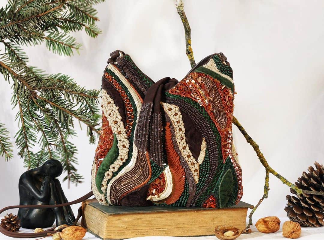 ジャマンピュエッシュのインスタグラム：「Pavo - an embroidered bag inspired by the mysterious creatures of an enchanted forest.」