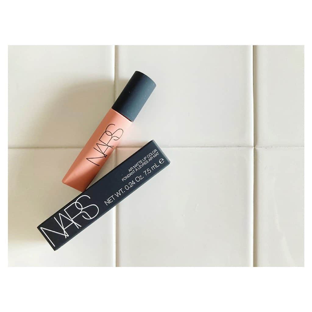 のインスタグラム：「💄 久〜しぶりにリップを購入しました。 (もしかしたら今年初めてだったかも😳) . NARSの新作 エアーマットリップカラー0031です。 . つけ心地は、ふわっとサラサラ。 しっとりしているのに パウダーをかけたような優しいぼやけ方。 この１年の マットリップの進化ぶりにびっくり‼️😳 少し前のマットリップと全然違う。 . ヘアメイクのまなちゃんに見てもらった所、 これだけサラサラだと、 チークにも使えますね！と。 なるほどなるほど！ . マスク生活が続く中、 久しぶりのリップ購入で 心浮き立った先週でした😊 . お店の方によると、 もう少し色味のある 「0033」が一番人気だそうです。 . #NARS #makeup #マットリップ  #ナチュラルメイク #ベージュリップ #落ちないリップ #買ってよかった #コスメ購入品 #デパコスリップ #エアーマットリップカラー #ナーズ」