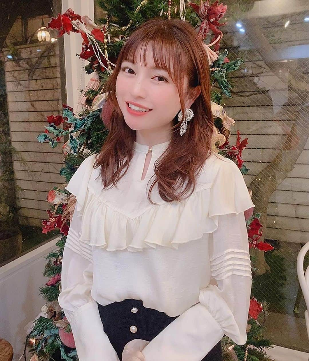 廣川奈々聖さんのインスタグラム写真 - (廣川奈々聖Instagram)「メンテナンスしてもらいました🐈🎄❤︎﻿ ﻿ ﻿ 最近はずっと同じカラーだから﻿ 今回も根元だけしか染めてない¨̮ ﻿ ﻿ ﻿ ピアスを活かして﻿ 大人っぽく巻いてもらったよ〜かわいい﻿ ﻿  @mmmmmm5200 さん有難うございました﻿ ♡☁  ﻿ ﻿ ﻿ #美容院#garland#表参道美容院#巻き髪#ヘアアレンジ#ヘアスタイル#ヘアカラートレンド#ピンクブラウン#ヘアカラー#hairstyle」12月9日 19時18分 - nanaseven7_u_u