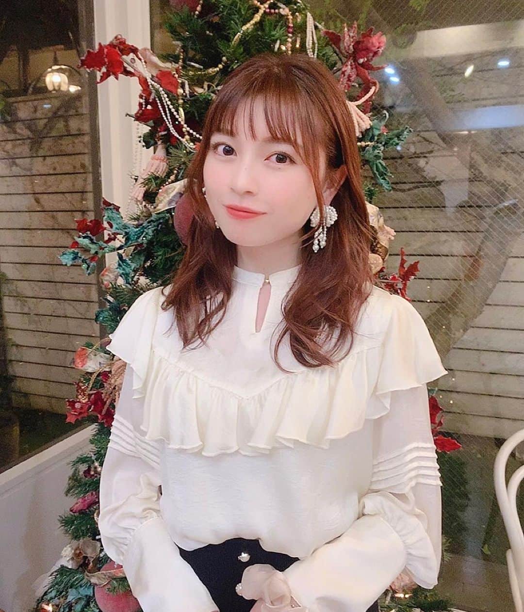 廣川奈々聖のインスタグラム：「メンテナンスしてもらいました🐈🎄❤︎﻿ ﻿ ﻿ 最近はずっと同じカラーだから﻿ 今回も根元だけしか染めてない¨̮ ﻿ ﻿ ﻿ ピアスを活かして﻿ 大人っぽく巻いてもらったよ〜かわいい﻿ ﻿  @mmmmmm5200 さん有難うございました﻿ ♡☁  ﻿ ﻿ ﻿ #美容院#garland#表参道美容院#巻き髪#ヘアアレンジ#ヘアスタイル#ヘアカラートレンド#ピンクブラウン#ヘアカラー#hairstyle」