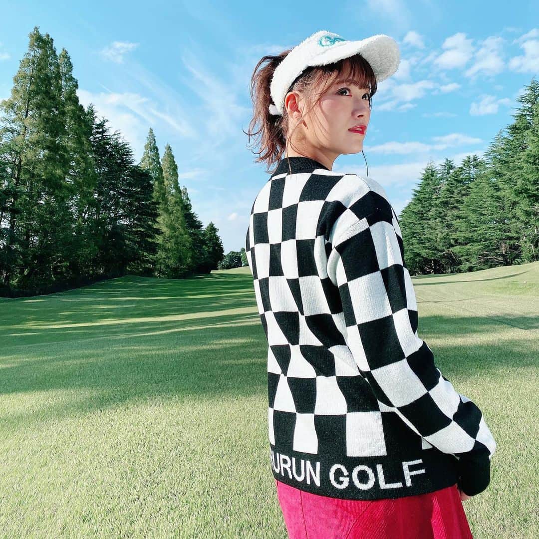 山内鈴蘭さんのインスタグラム写真 - (山内鈴蘭Instagram)「このゴルフコーデ、鬼可愛い🥺❤️ 最近のお気に入りちゃん！！ ． ． Gorurunの新作ウェアだよ🖤🤍 黒✖️白✖️赤ってどれも存在感出るのに 収まり良いし、可愛い🥰(ざっくりしすぎ笑) ． ． ポニーテールにしたの正解や❤️ ． ． #Gorurun #ごるらんコーデ  #ゴルフウェア #ゴルフコーデ #ゴルフ女子 #ゴルフ場 #ゴルフ女子コーデ #レッグウォーマー #ゴルフ好きな人と繋がりたい #ゴルフ #golfgirl #golfcode360」12月9日 19時18分 - xxsuzuranxx
