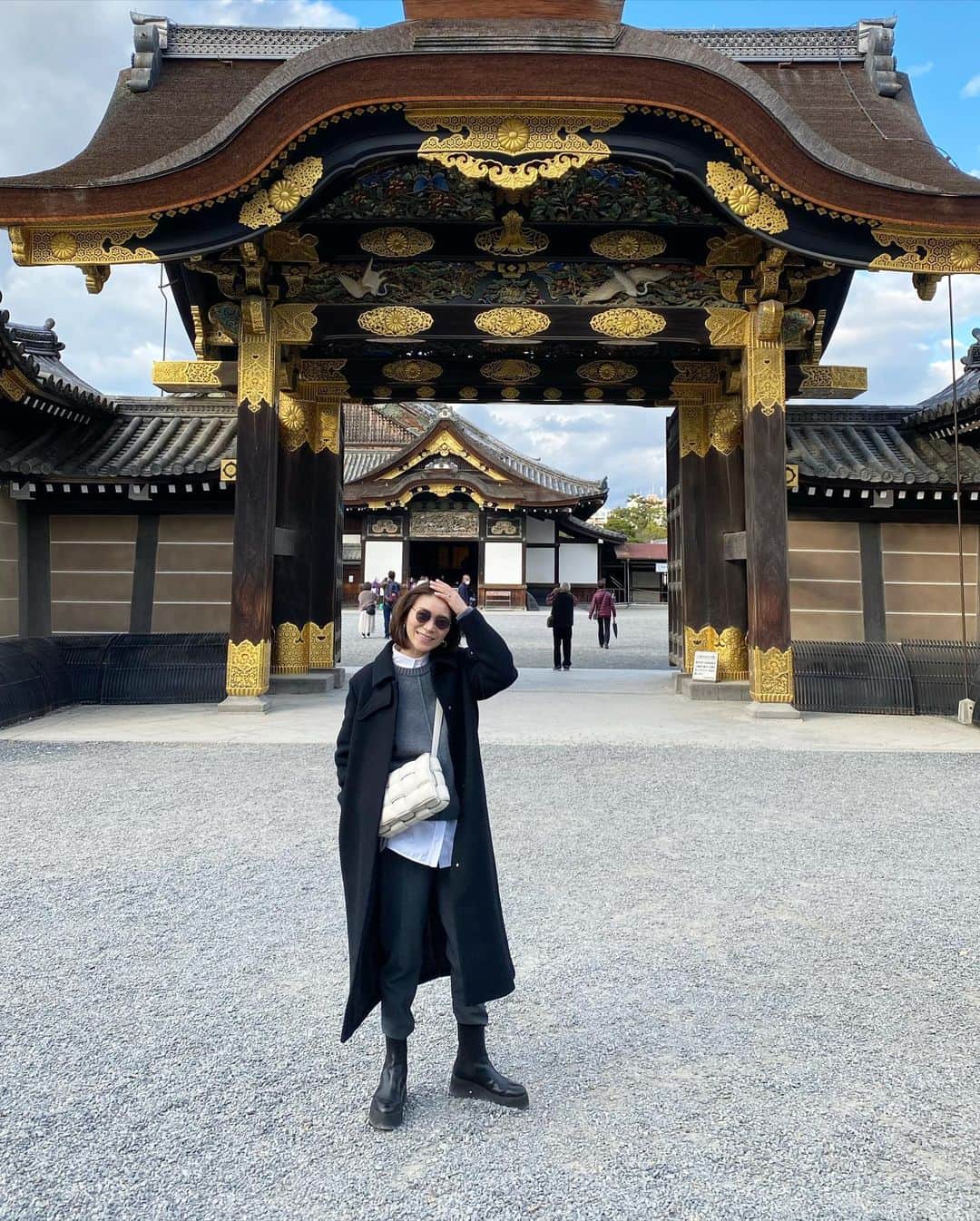 大日方久美子さんのインスタグラム写真 - (大日方久美子Instagram)「・ 先日の京都旅行で初おろした @elendeek のコート。  ジルサンダーを彷彿させるセットインタイプで、久しぶりにカチっとメンズっぽいスタイリング。  襟が立って留められるからマフラー要らずで楽でした！  インナーは @nicoco121 がデザインする @lohen__official のニットと @story_bottom とのコラボタックパンツ。  グレーの色味がバッっっちりで凄く嬉しかった💯✨ ・ タックパンツをブーツにインすると、雰囲気を変えて穿いていただけるので、ぜひ✨今、セールになっています！  そして今日はこの後20時から @morimoto_sumau のインスタライブ！  リモートワークが増えた今、都内から移住してきて人気沸騰中の湘南エリア辻堂のモデルルームをご紹介します。  驚きの価格に私も引っ越したいくらい😂  後半はスペシャルゲスト @moveon_jpn の収納・お掃除レクチャーがありますのでぜひご覧ください！ ・ ・ #kumicloset #kumitravelstyle  #elendeek  #lohenofficial」12月9日 19時18分 - kumi511976