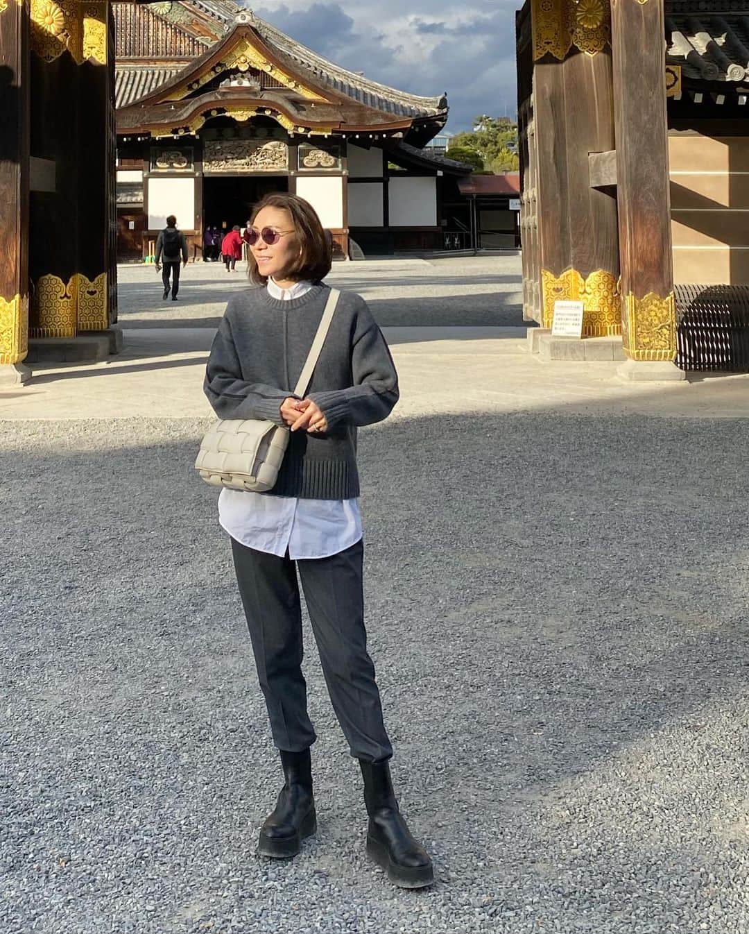 大日方久美子さんのインスタグラム写真 - (大日方久美子Instagram)「・ 先日の京都旅行で初おろした @elendeek のコート。  ジルサンダーを彷彿させるセットインタイプで、久しぶりにカチっとメンズっぽいスタイリング。  襟が立って留められるからマフラー要らずで楽でした！  インナーは @nicoco121 がデザインする @lohen__official のニットと @story_bottom とのコラボタックパンツ。  グレーの色味がバッっっちりで凄く嬉しかった💯✨ ・ タックパンツをブーツにインすると、雰囲気を変えて穿いていただけるので、ぜひ✨今、セールになっています！  そして今日はこの後20時から @morimoto_sumau のインスタライブ！  リモートワークが増えた今、都内から移住してきて人気沸騰中の湘南エリア辻堂のモデルルームをご紹介します。  驚きの価格に私も引っ越したいくらい😂  後半はスペシャルゲスト @moveon_jpn の収納・お掃除レクチャーがありますのでぜひご覧ください！ ・ ・ #kumicloset #kumitravelstyle  #elendeek  #lohenofficial」12月9日 19時18分 - kumi511976