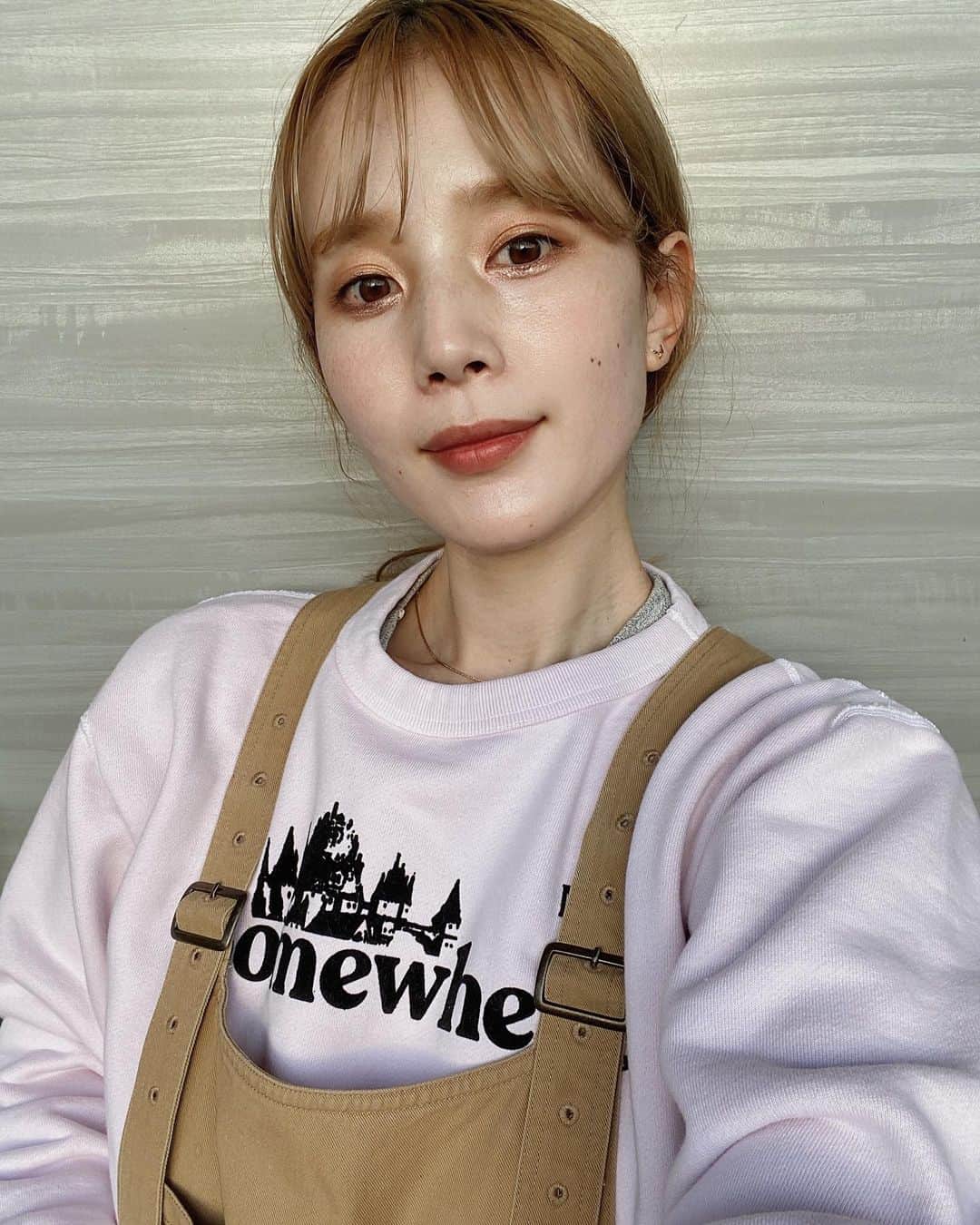 目見田早弥子のインスタグラム：「🕊. メイクかえてないのに 外の日差し強い時に撮ったらめっちゃ濃く写った⌇⌇😂 ⠀ 今朝届いたスウェットをさっそく着てみた♡ あったかいしめちゃめちゃ可愛い🥺✨ @kakiuchiayami ちゃんのブランド @not_lonely_tokyo のものです❄️ ⠀ アクセサリーもタグ付けしてます🏷」