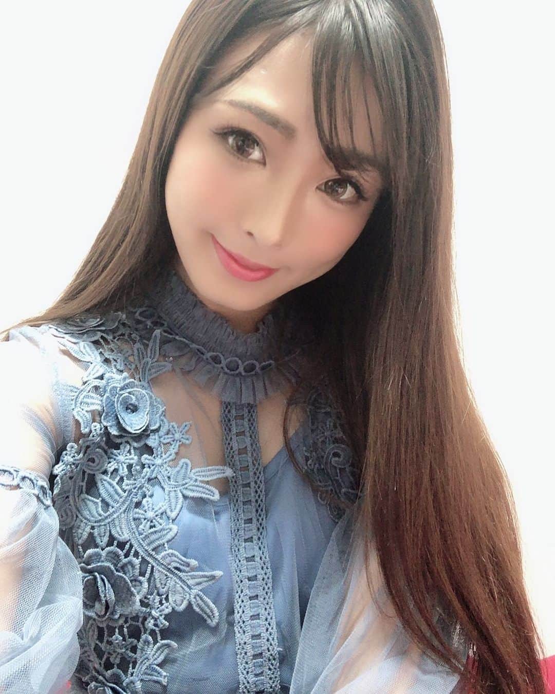 Fujikoのインスタグラム：「イメチェンしてみたの〜😣  どうかしら。。  髪色もさらに落ち着いてます👩🏻✨  初めて縮毛矯正してみたら 凄いサラサラヘア〜になりました🥺  しばらくストレートヘアーが似合う女を目指します👸🏻❤️笑  美容室は、 @dishel_  さんにお世話なってます👸🏻💖  いつも、ありがとうございます✨🌟  #縮毛矯正#美容室#Fujiko#サラサラヘアー #ストレートヘア」