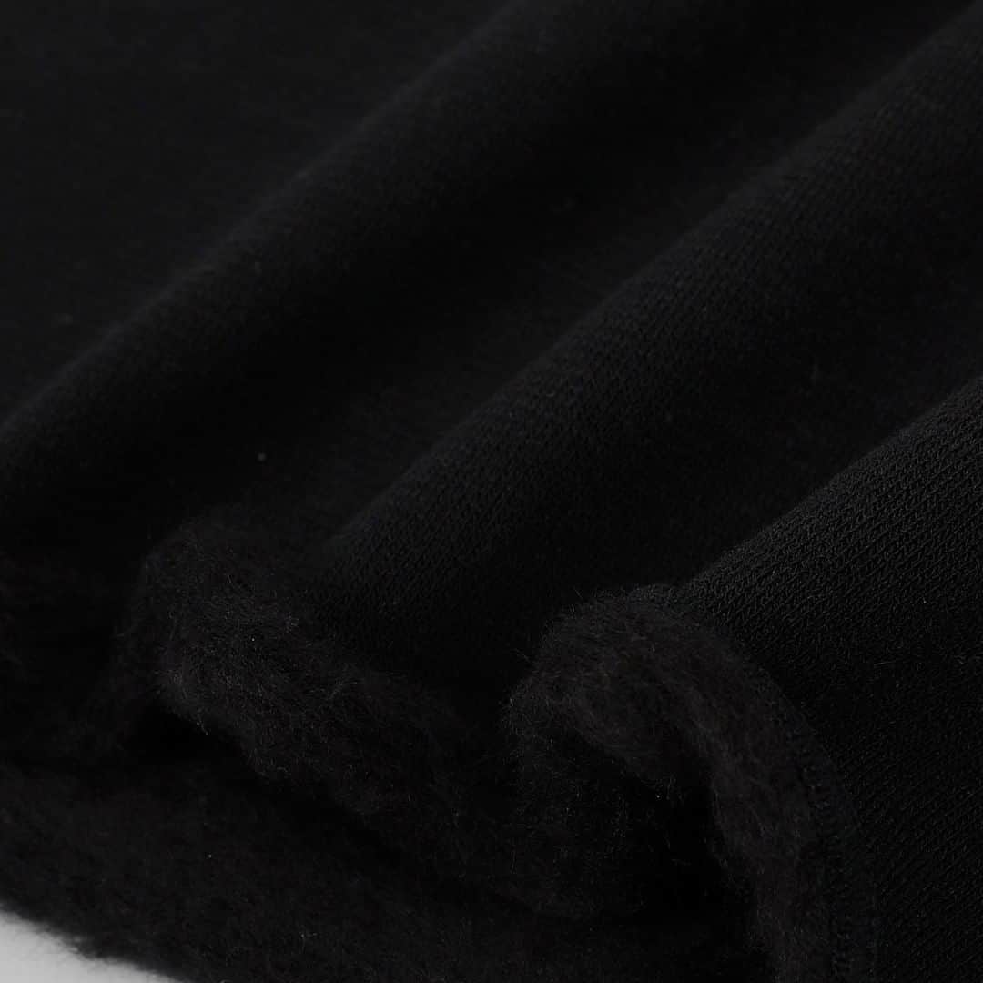 Factelier(ファクトリエ)さんのインスタグラム写真 - (Factelier(ファクトリエ)Instagram)「【特許製法のふんわり起毛。ずっと着ていたくなる魔法のスカート】  冬の大人気シリーズ「もちはだ」の「タイトスカート」は、シルエットのきれいさと機能性を兼ね備えた優れもの。  まるで毛布に包まれているかのような暖かさ…。 一度はいたらもう脱げなくなる、手放せなくなること必至のタイトスカートです。  この暖かさの秘密は「ふわふわの起毛」。 ワシオが独自に開発した特許製法「もちはだ・ワシオ式起毛」は、通常の起毛と違い「2重の空気層」を作ることで、抜群の保温力があります。  糸使いにも工夫が。  表と裏、どちらにもアクリル80%、ウール20%の糸を使用しています。 そして芯となる糸には伸縮性のあるものを使用していますので、伸びがよく一日中はいていてもストレスを感じませんよ。 (伸縮性抜群のため、階段の上り下りも余裕です！)  大好評のため、残りMサイズわずかとなっております。 お早めにチェックしてみてくださいね。  ー語れるもので日々を豊かにー ファクトリエはメイドインジャパンの工場直結ファッションブランドです。 職人の情熱と最高の技術がつまった、人に語りたくなるものを長く大切に使ってもらいたい、そんな想いと共に語れる本物をお届けします。  ⇓アカウントはこちら⇓ @factelier . . #ファクトリエ #factelier	#メイドインジャパン #ベーシックコーデ #シンプルファッション #シンプルコーディネート #大人コーディネート #大人ファッション #大人スタイル #大人カジュアルスタイル #きれいめファッション #きれいめカジュアル #きれいめスタイル #着痩せ #着痩せコーデ #タイトスカートコーデ #タイトスカート #起毛 #冷え対策 #防寒対策 #着心地抜群 #肌触り抜群 #肌触り最高 #もちはだ	#ワシオ #作り手	#ファクトリーブランド	#良いものを長く #クラフトマンシップ	#語れるもので日々を豊かに」12月9日 19時30分 - factelier