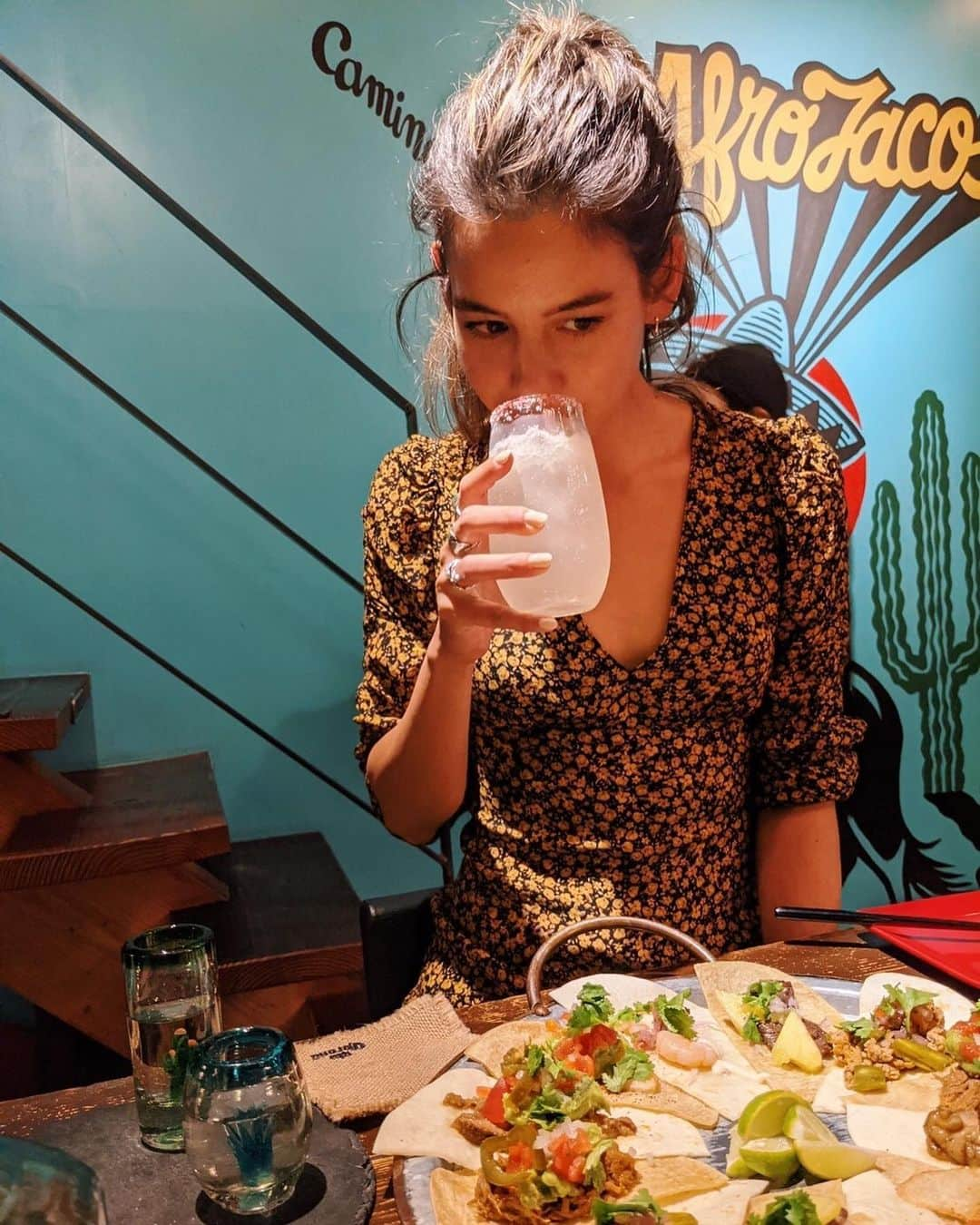 Rika Vanessaさんのインスタグラム写真 - (Rika VanessaInstagram)「🌮❤️🌮❤️🌮❤️ @afro_tacos  ・ 野毛にある友人のお店 "Afro Tacos"に 行ってきたよ❤️ 久しぶりー‼︎ ・ 大好きなお店🥰 ・ 料理もお酒も最高に美味しいし、 店内の雰囲気も好きなのー💕 ・ 写真見返すだけでも ヨダレもの🤣🤤🤤🤤 忘年会ででも行きたいなー！ ・ ・ 野毛は飲み屋さん街だから 居るだけで楽しいところ✊🏾 その中でもアフロタコスは お洒落で美味しいから 友人ともデートでも 最高な場所👏🏼❤️ ・ ・ 年末年始には タコスキットの販売🌮も あるんだよー‼︎ このキットがまたかなり 嬉しい内容だから ストーリーに載せるね😉 ・ お家でもお店の味が楽しめちゃう😚❤️ ・ @naruho81 また行くね🙋🏽‍♀️ ・ ・ #afrotacos #野毛　#横浜　 #アフロタコス　#タコス　 #タコスキット」12月9日 19時23分 - rikavanessa._